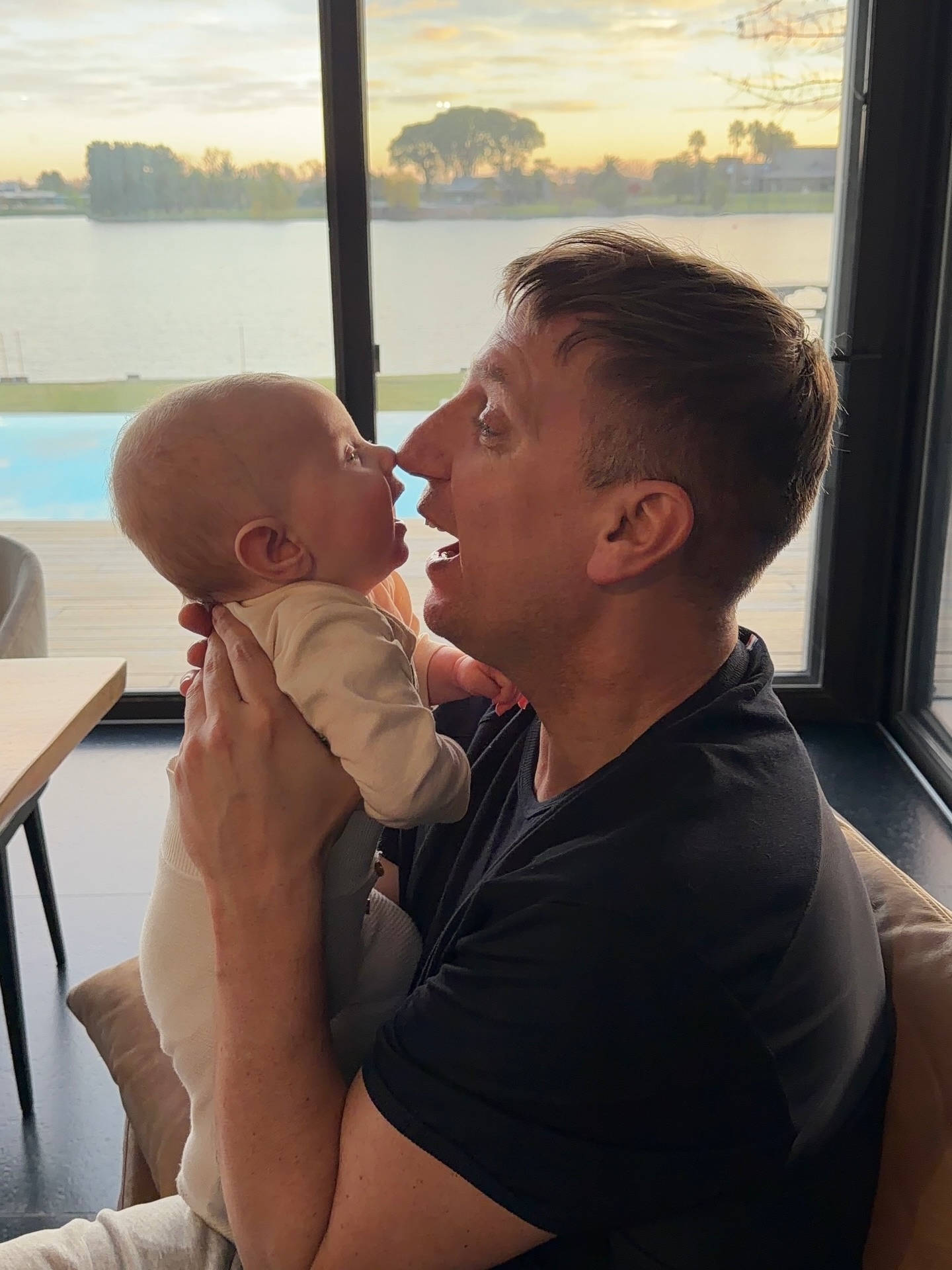 Maxi López junto a su bebé, Lando | Fuente: Instagram/danielachristiansson