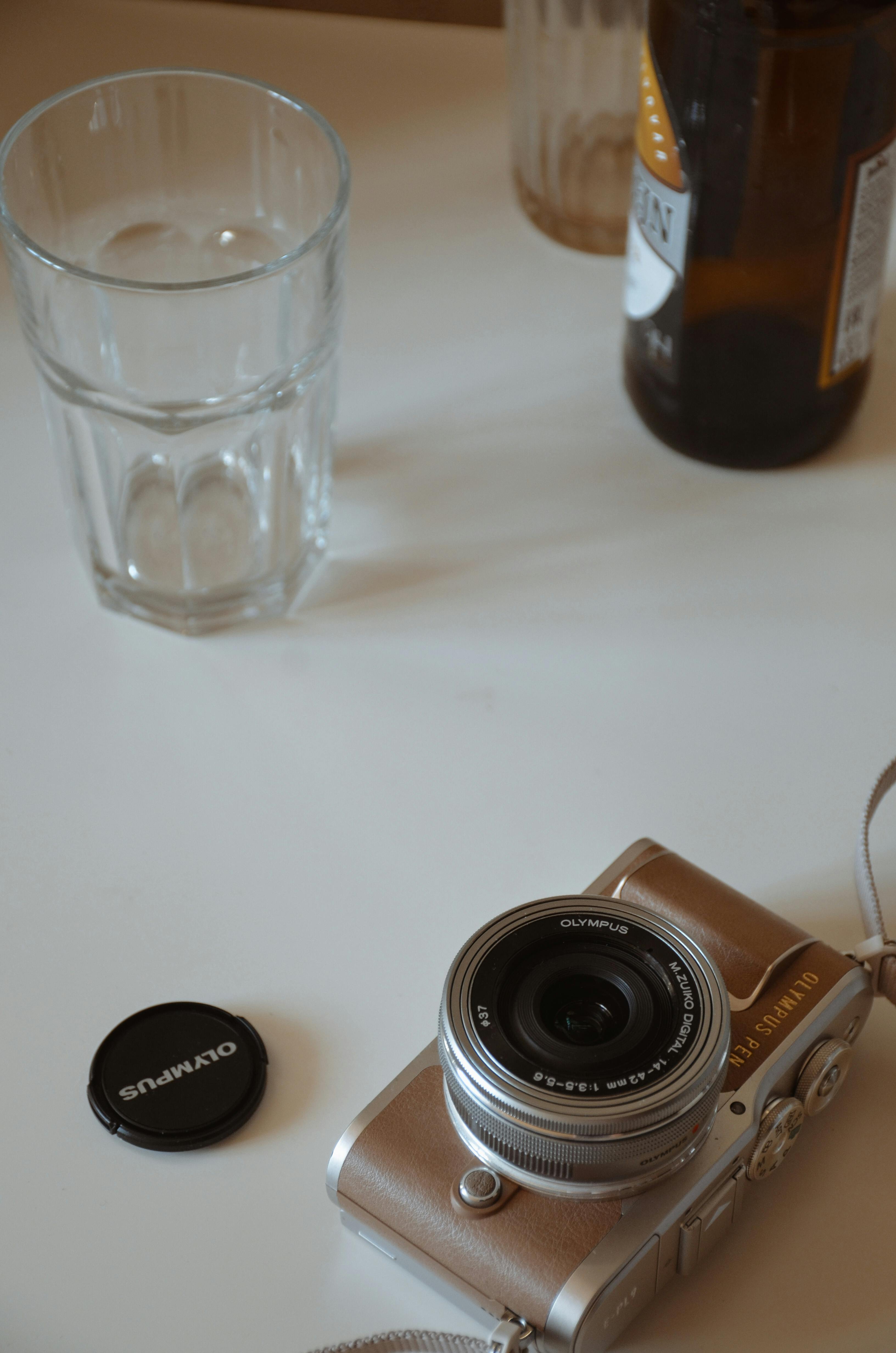Una cámara sobre una mesa | Fuente: Pexels