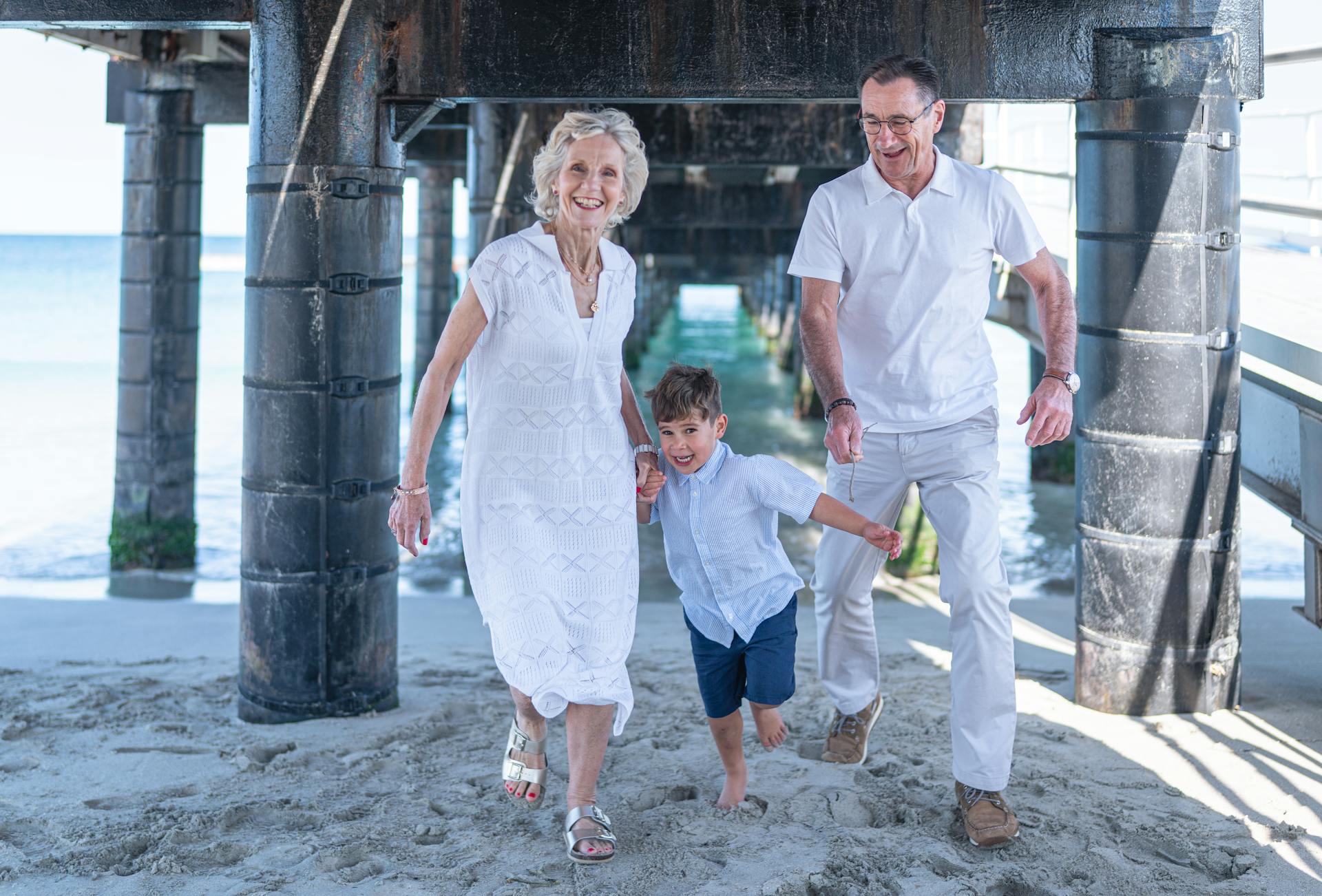 Abuelos felices con su nieto | Fuente: Pexels