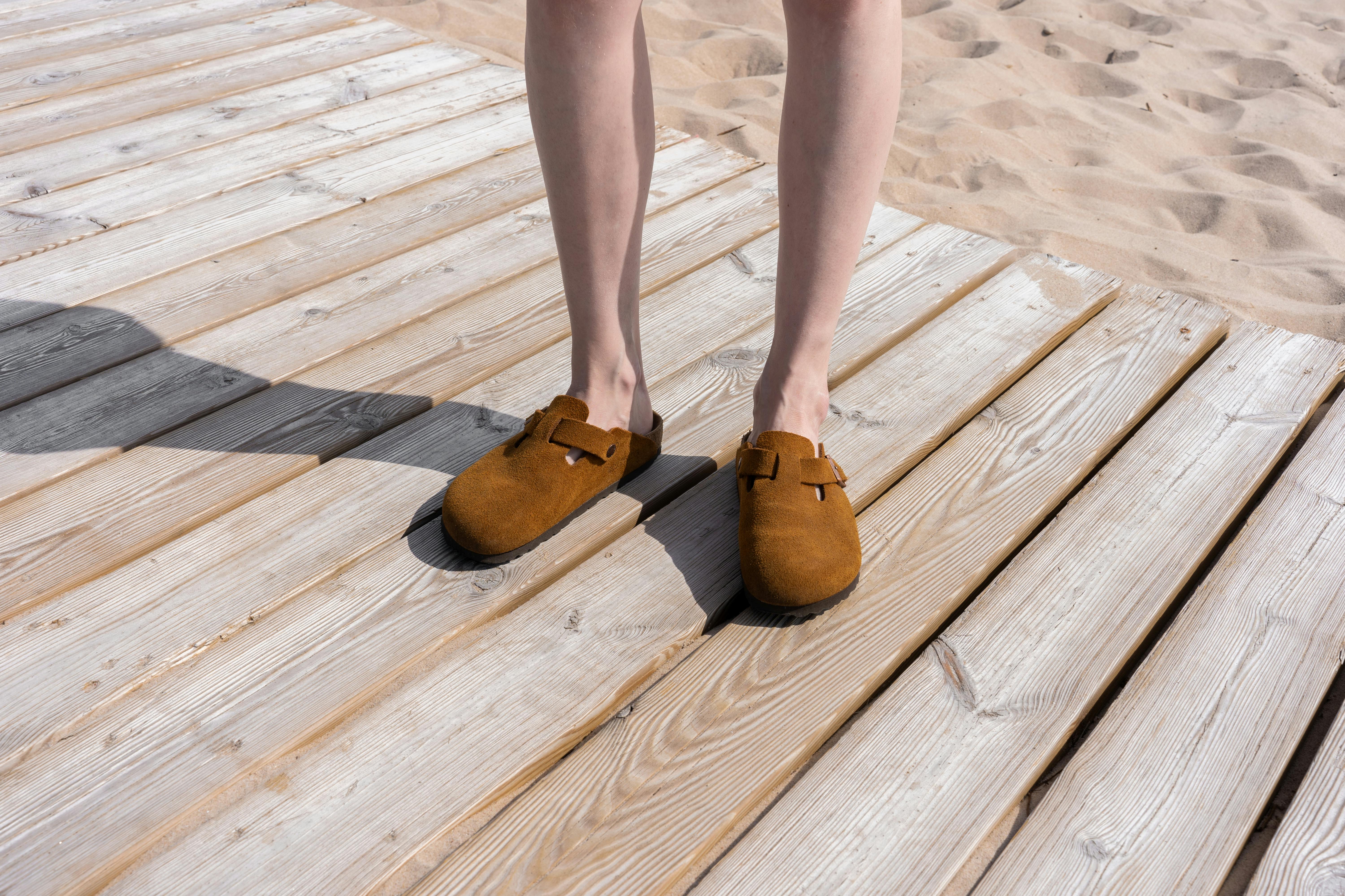 Un hombre de pie sobre una cubierta de madera | Fuente: Pexels