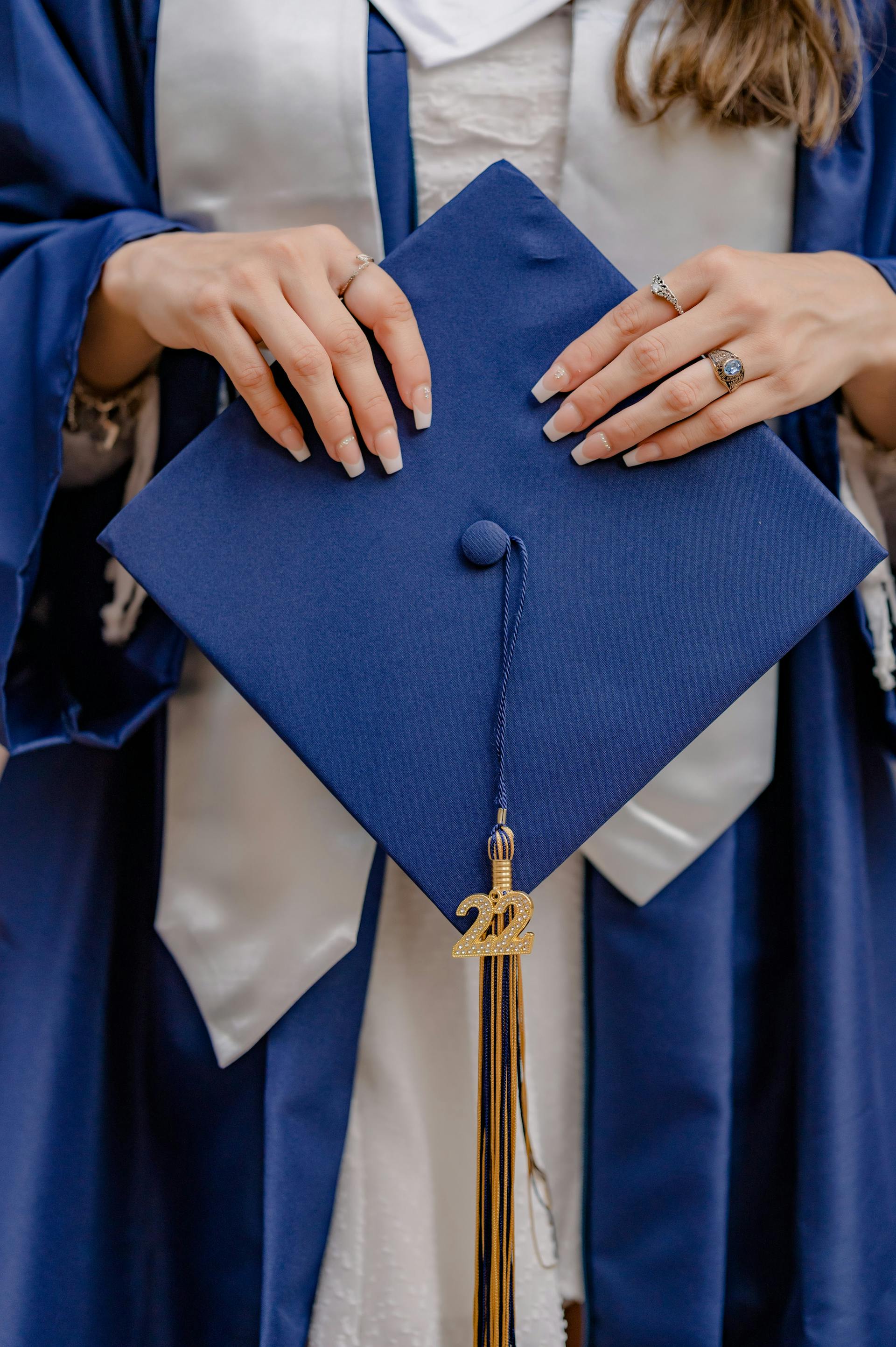 Una mujer con su birrete de graduación | Fuente: Pexels