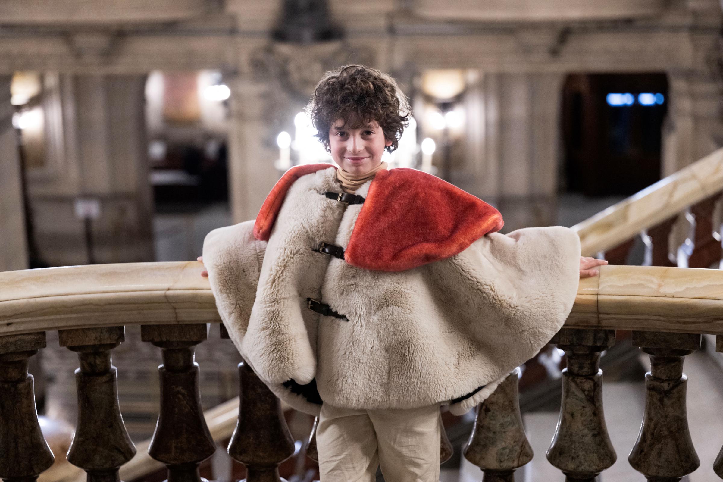 El diseñador de moda estadounidense Max Alexander posa para las fotos al final del desfile de la colección Max Alexander Women's Ready to Wear Otoño/Invierno 2026-2027, en el marco de la Semana de la Moda Femenina de París, en el Palais Garnier, París, el 3 de marzo de 2026. | Fuente: Getty Images