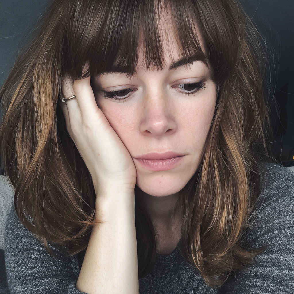 Primer plano de una mujer exhausta | Fuente: Midjourney