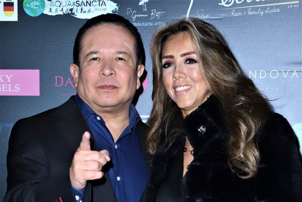 Gustavo Adolfo Infante y Verónica Cuevas posan para una foto durante la alfombra roja de "Cocktail de la Moda 2021", en el Lienzo Charro el 2 de septiembre de 2021 en Ciudad de México. | Foto: Getty Images