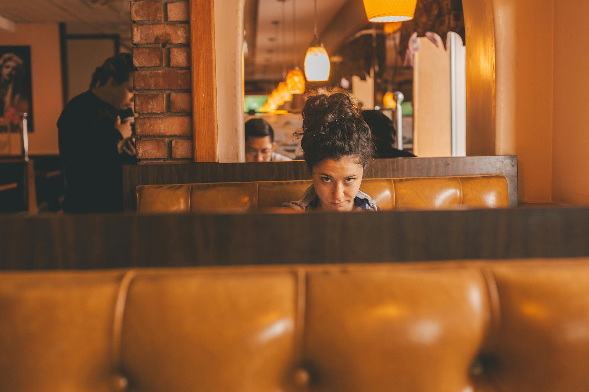 Una mujer en una cafetería | Fuente: Pexels