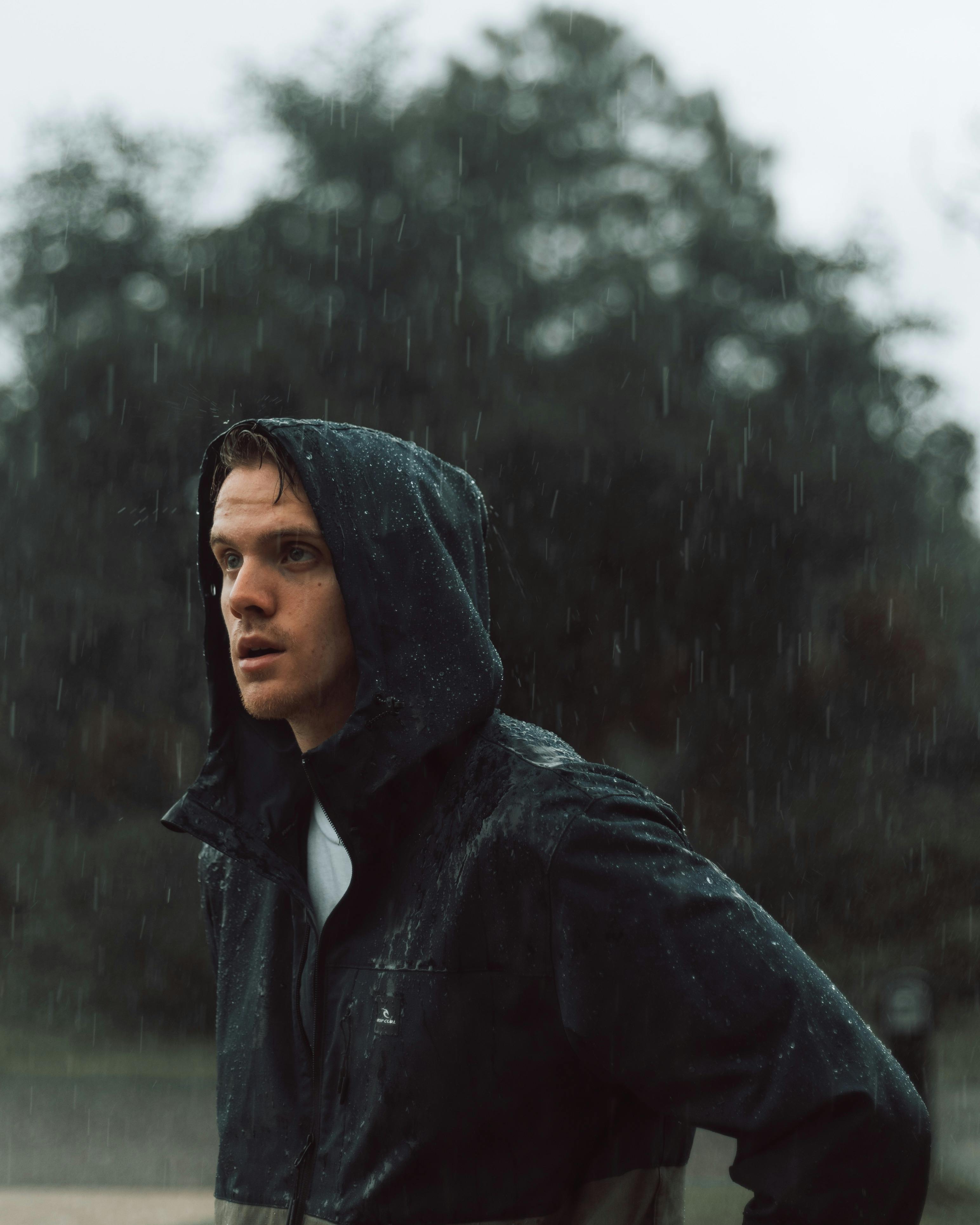 Un hombre de pie bajo la lluvia | Fuente: Pexels