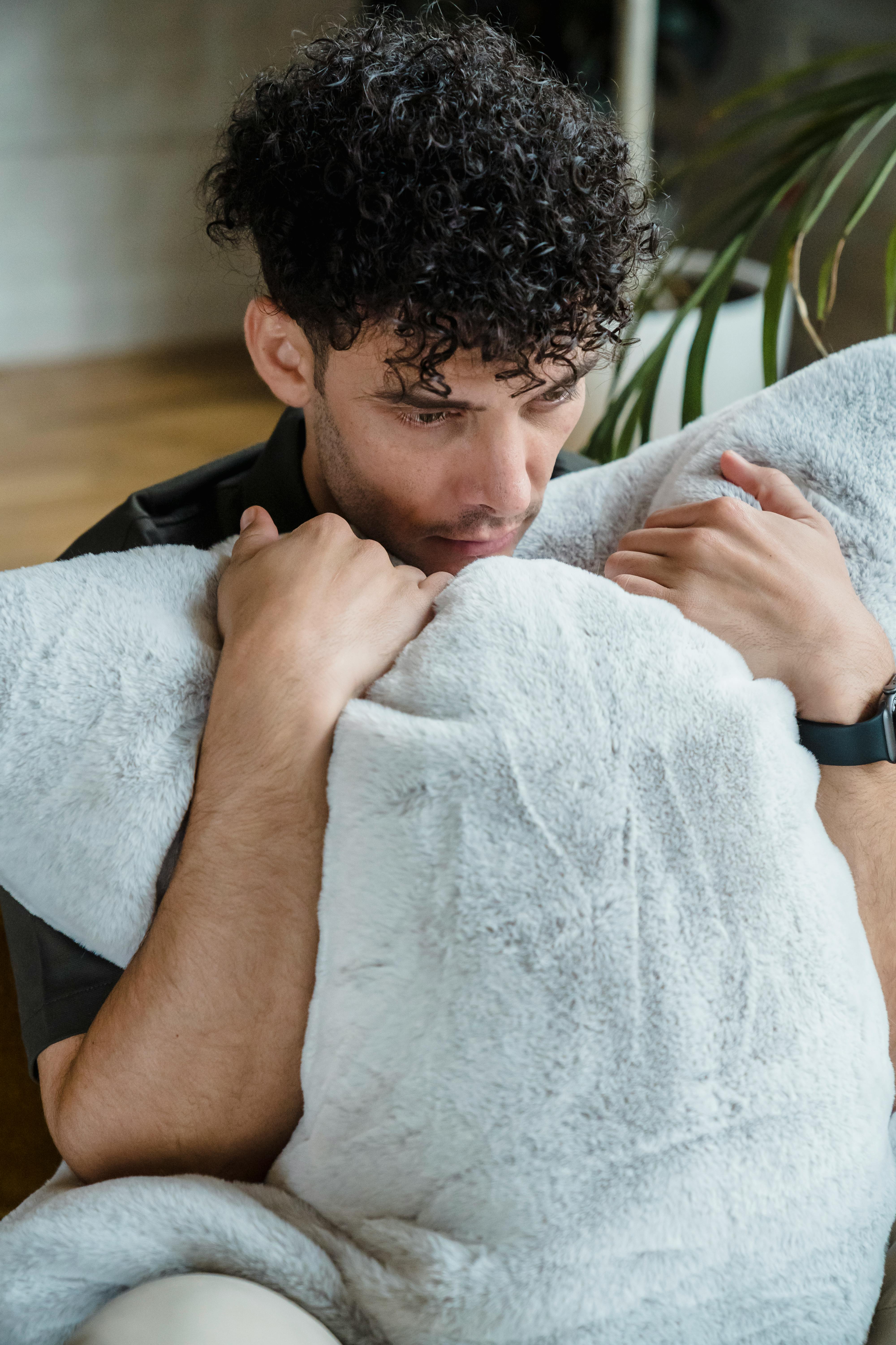 Un hombre miserable en casa | Fuente: Pexels