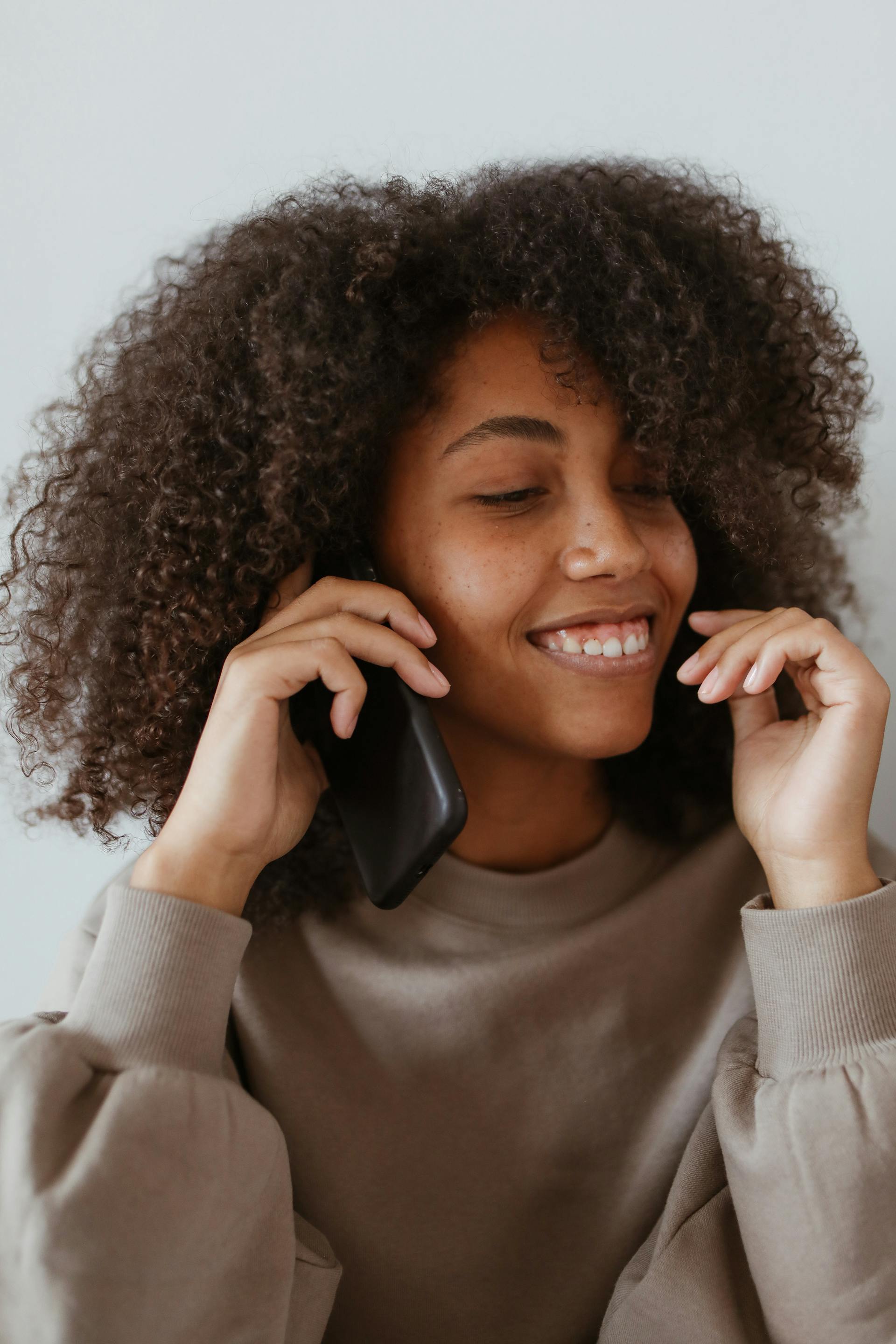 Una mujer feliz en una llamada | Fuente: Pexels
