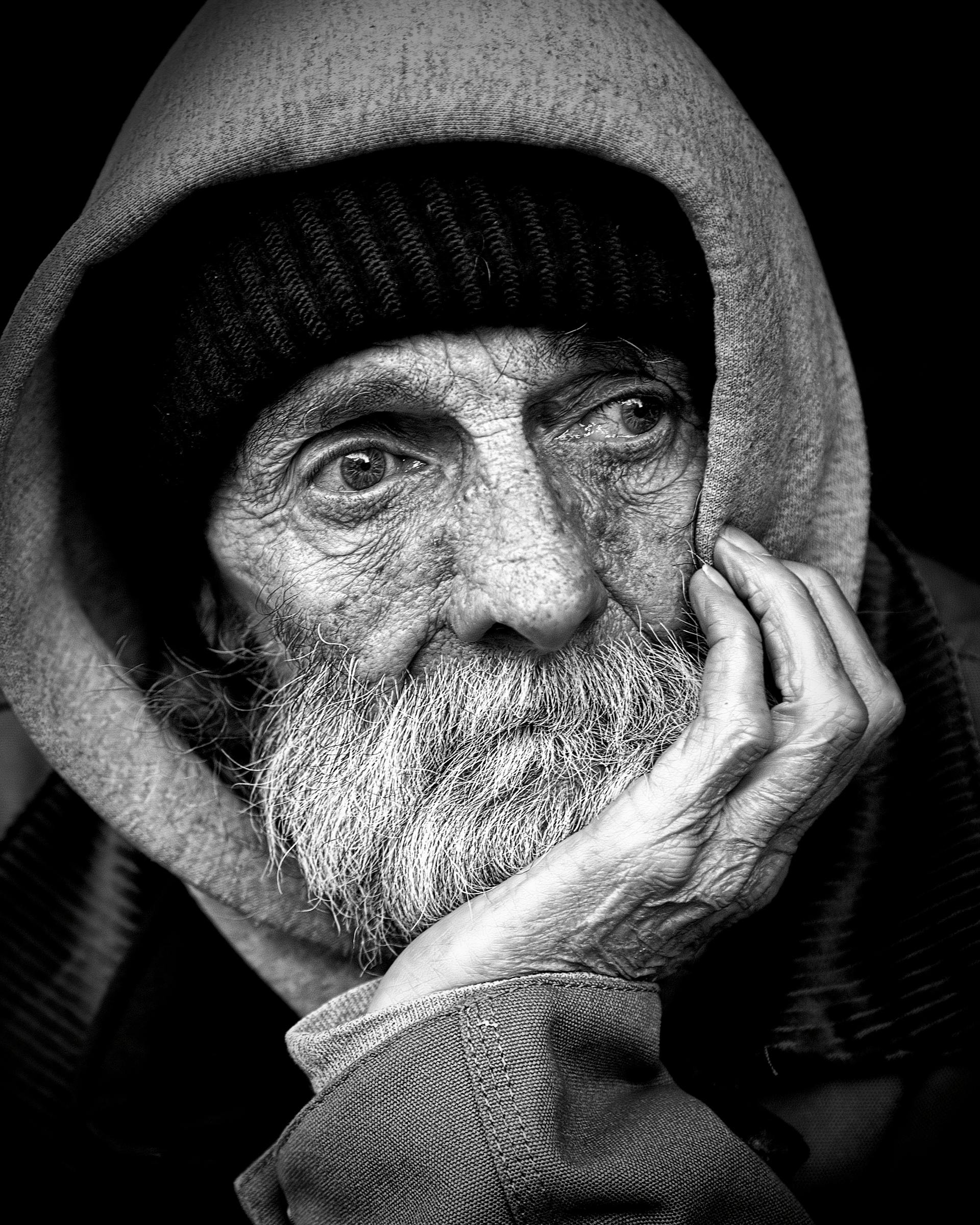 Foto en escala de grises de un anciano | Fuente: Pexels