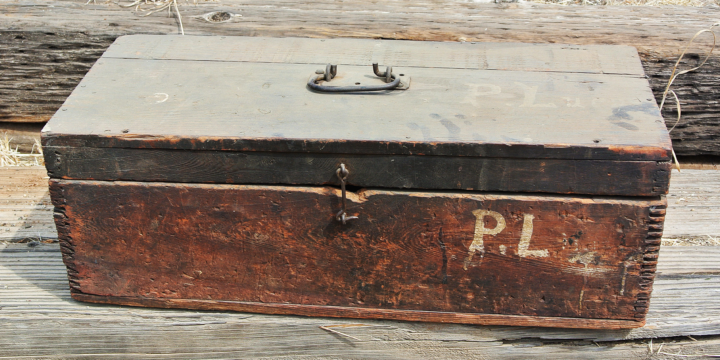 Una caja metálica oxidada | Fuente: Flickr