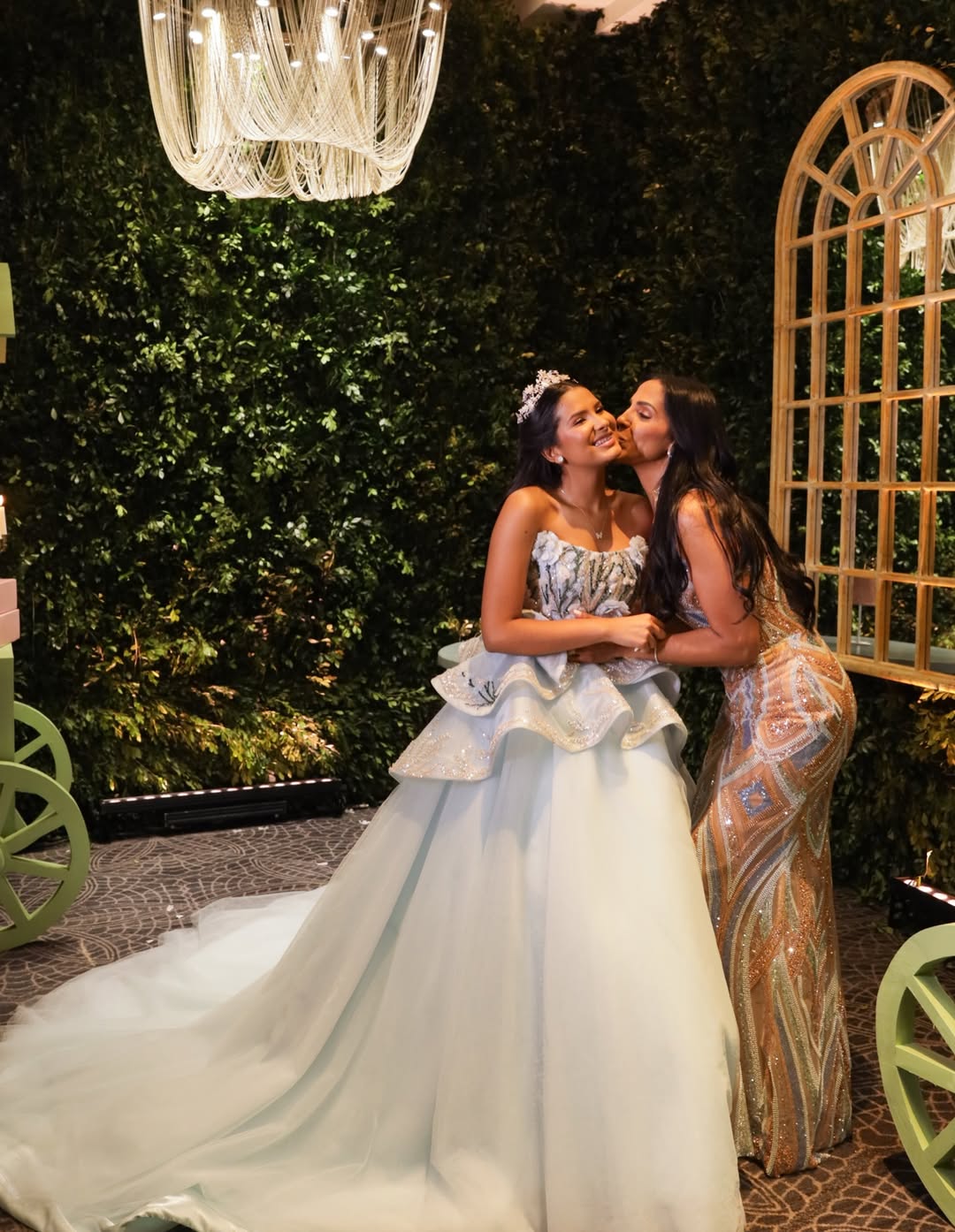 Ana Beatriz Pérez Reynoso junto a su madre, Michelle Reynoso, durante su celebración de 15 años | Fuente: Instagram/anabprey