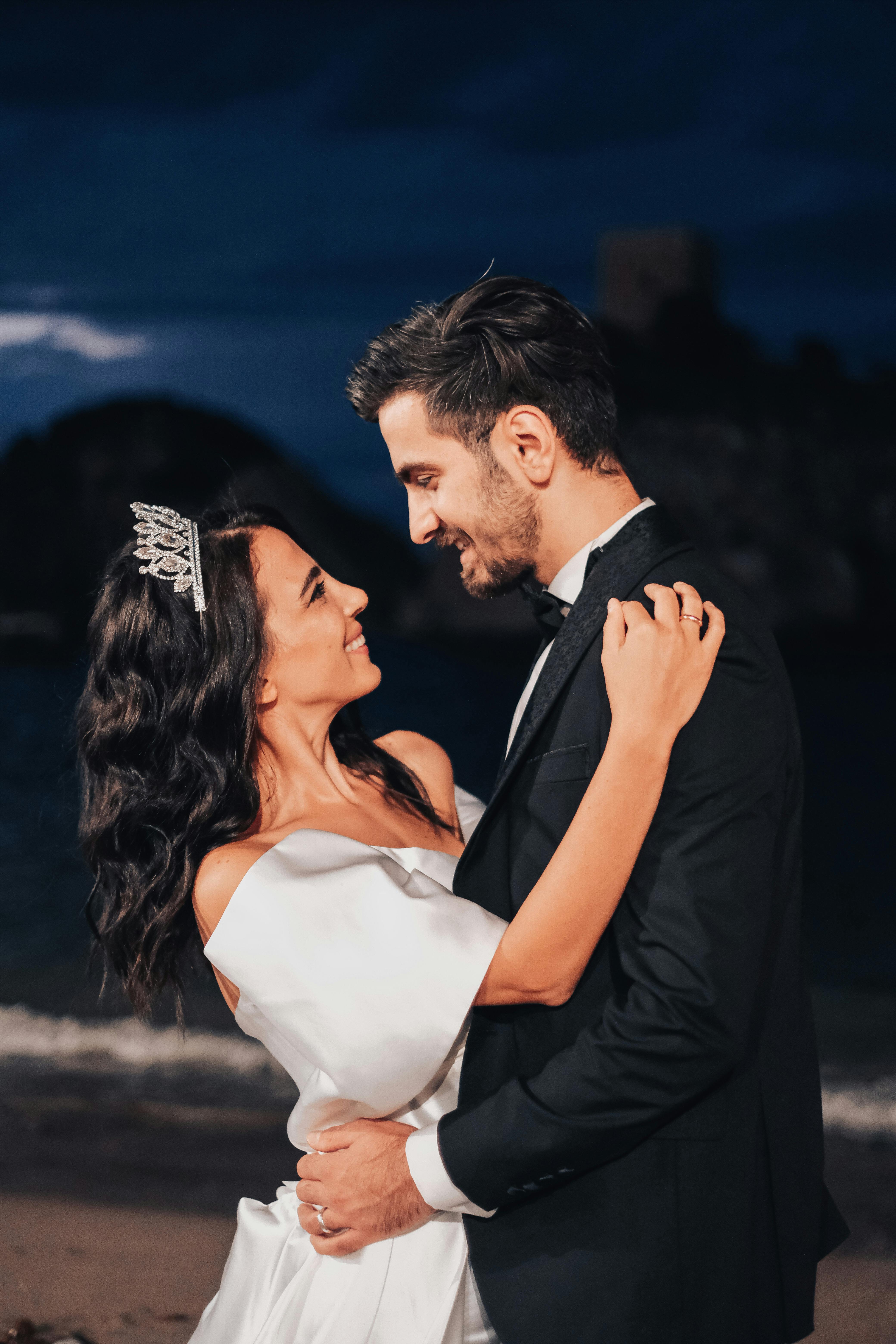 Una pareja feliz el día de su boda | Fuente: Pexels