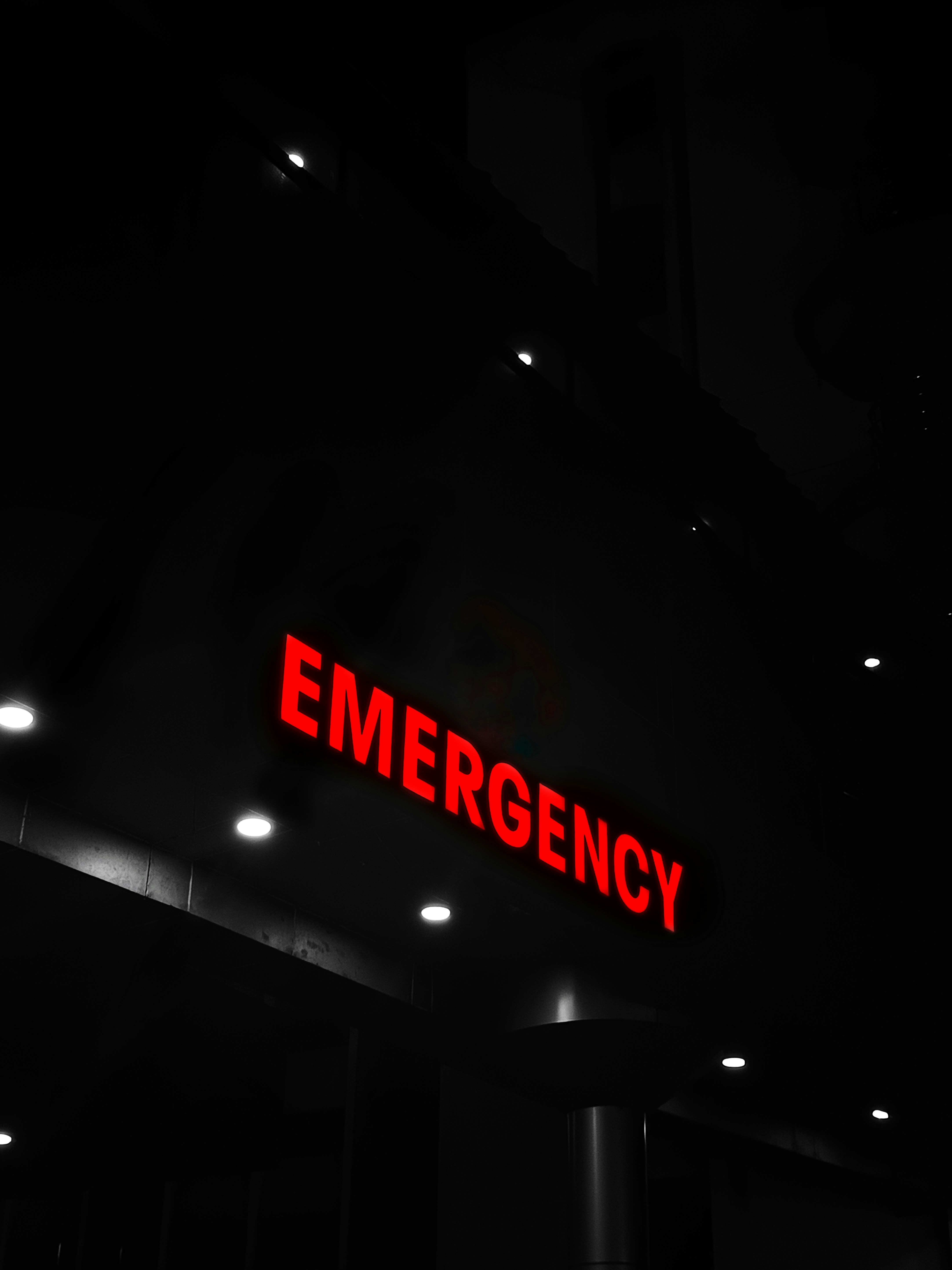 Cartel de la entrada de urgencias de un hospital | Fuente: Unsplash