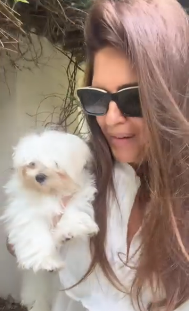 Isabel Macedo con su perrita Molly en brazos | Fuente: Instagram/isabelmacedophoto