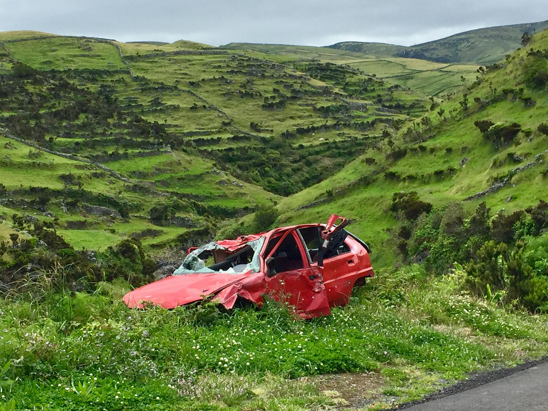 Un automóvil destrozado al borde de la carretera | Fuente: Pexels
