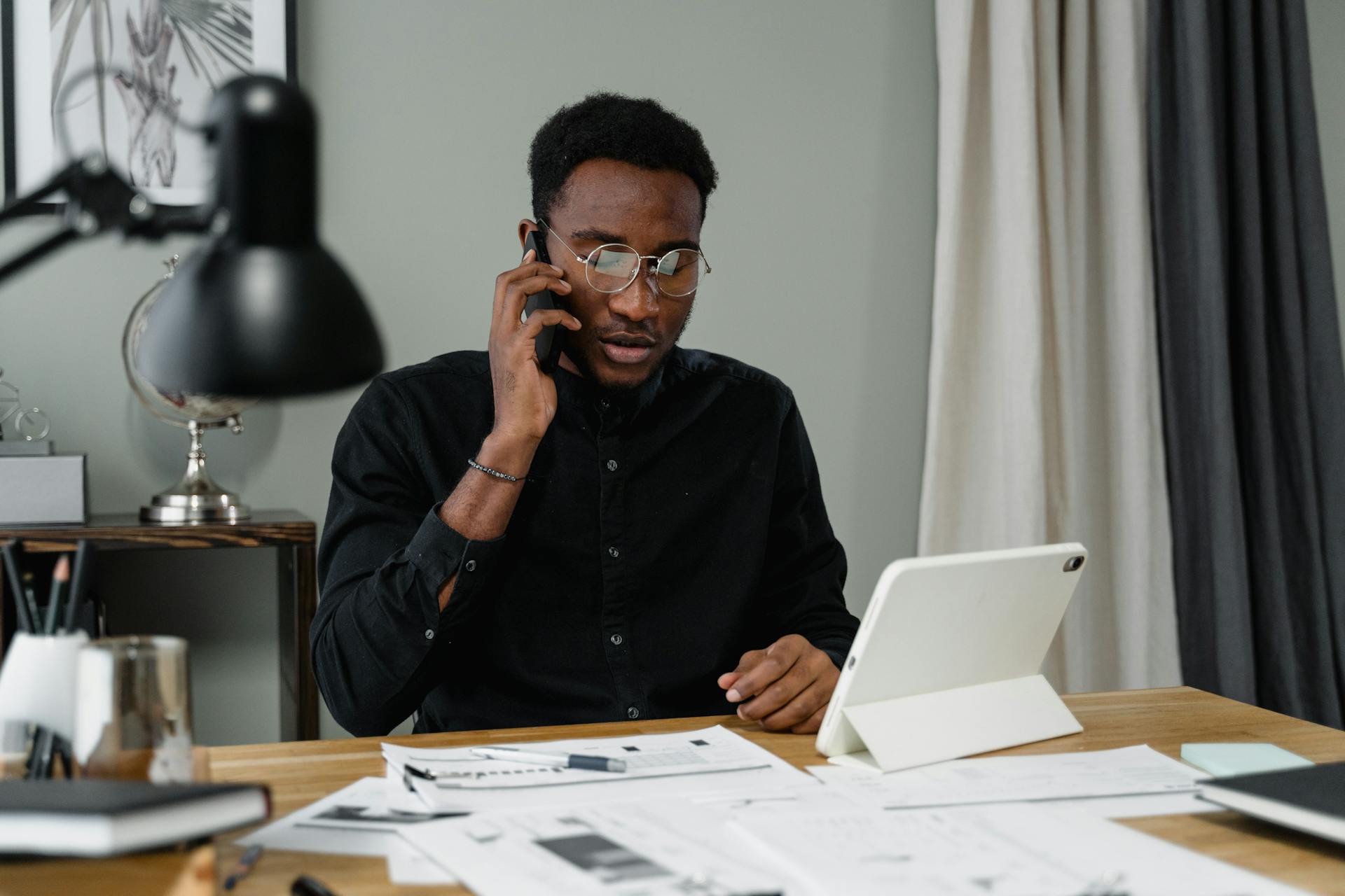 Un hombre trabajando en un escritorio | Fuente: Pexels