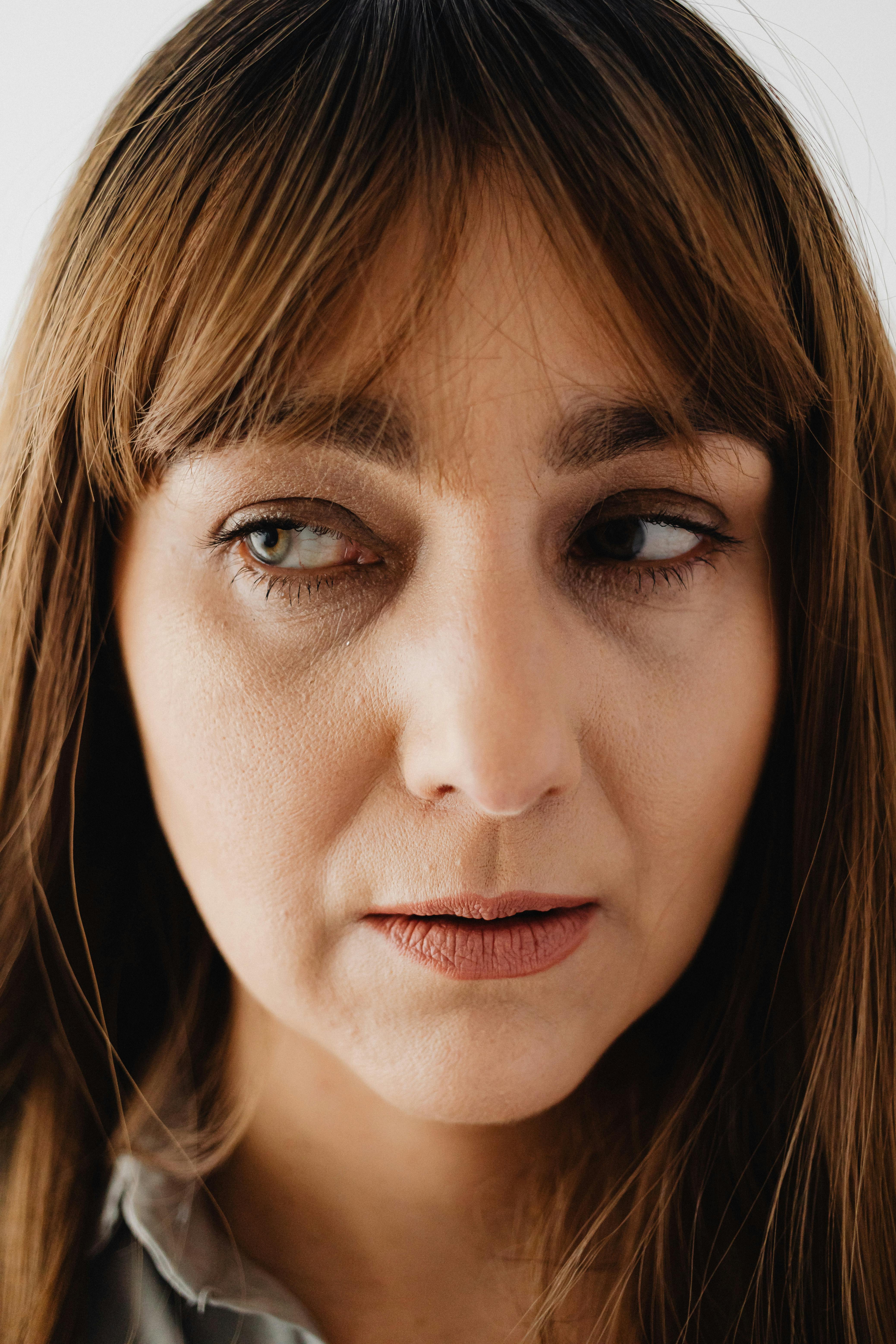 Una mujer insegura mirando a un lado | Fuente: Pexels