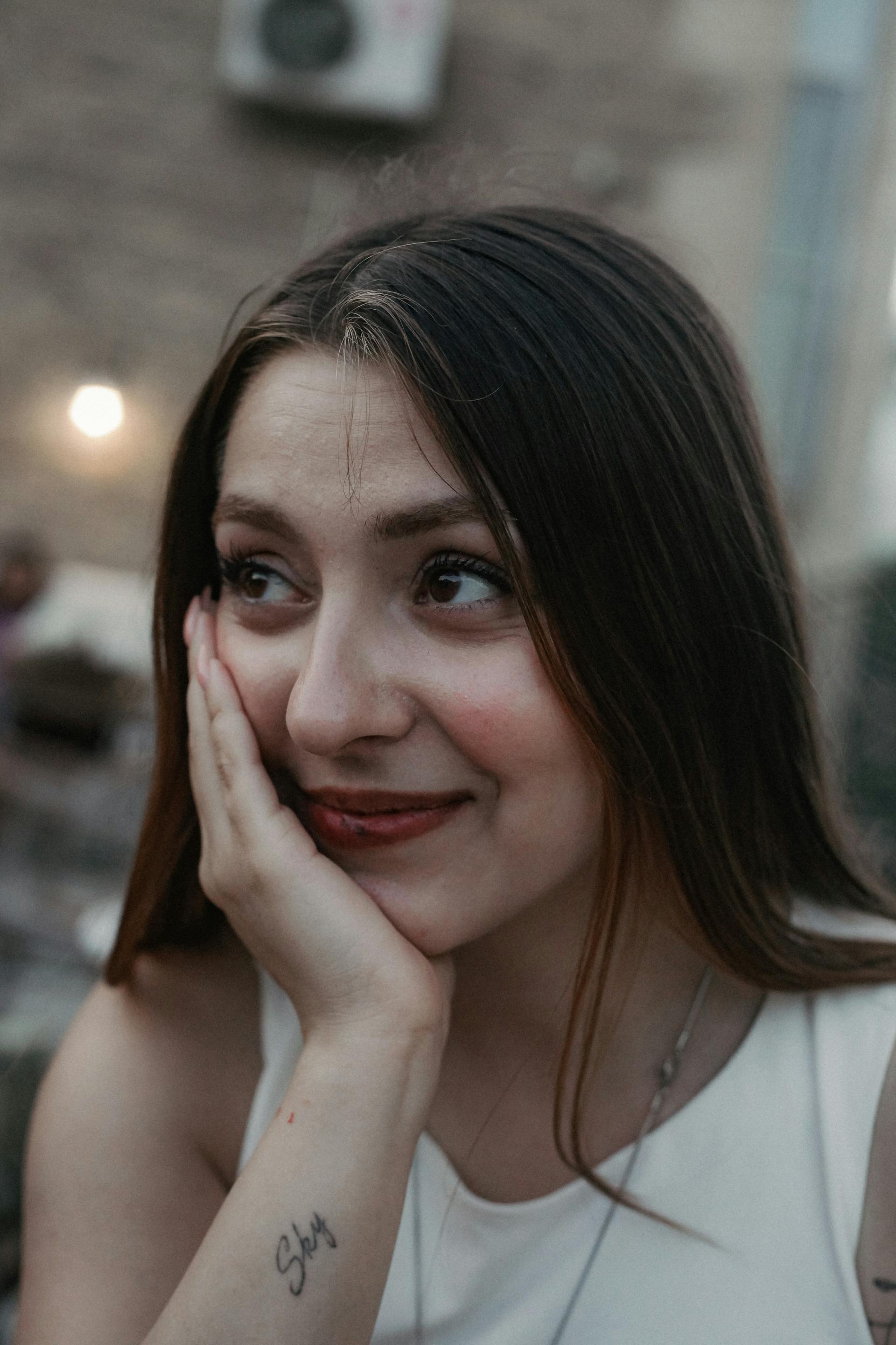 Una mujer mirando a alguien con una sonrisa confusa | Fuente: Pexels
