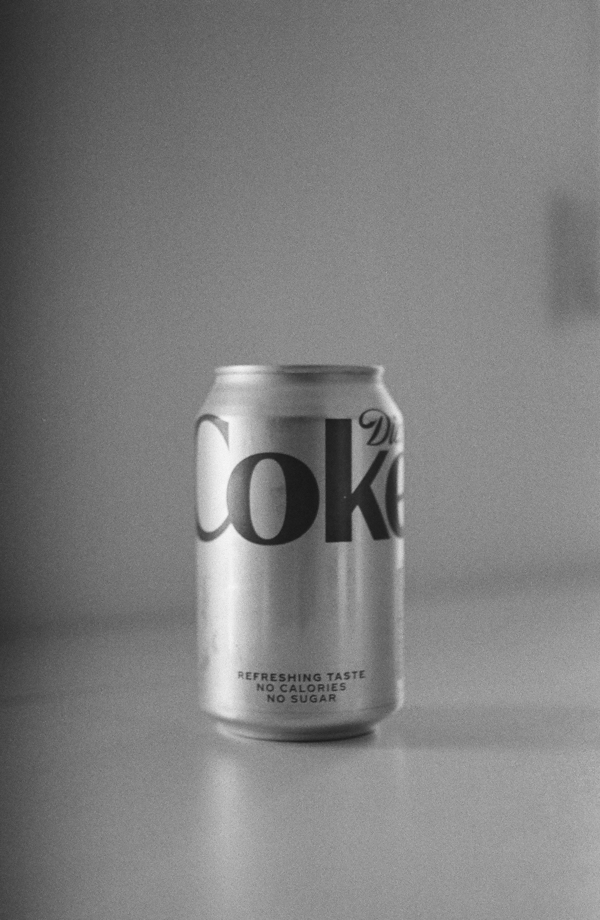 Foto en escala de grises de una lata de Coca-Cola Light | Fuente: Pexels