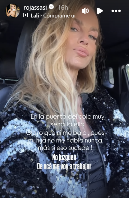 Sabrina Rojas en su automóvil mientras espera que sus hijos Esperanza y Fausto salgan del colegio | Fuente: Instagram Stories/rojassasi