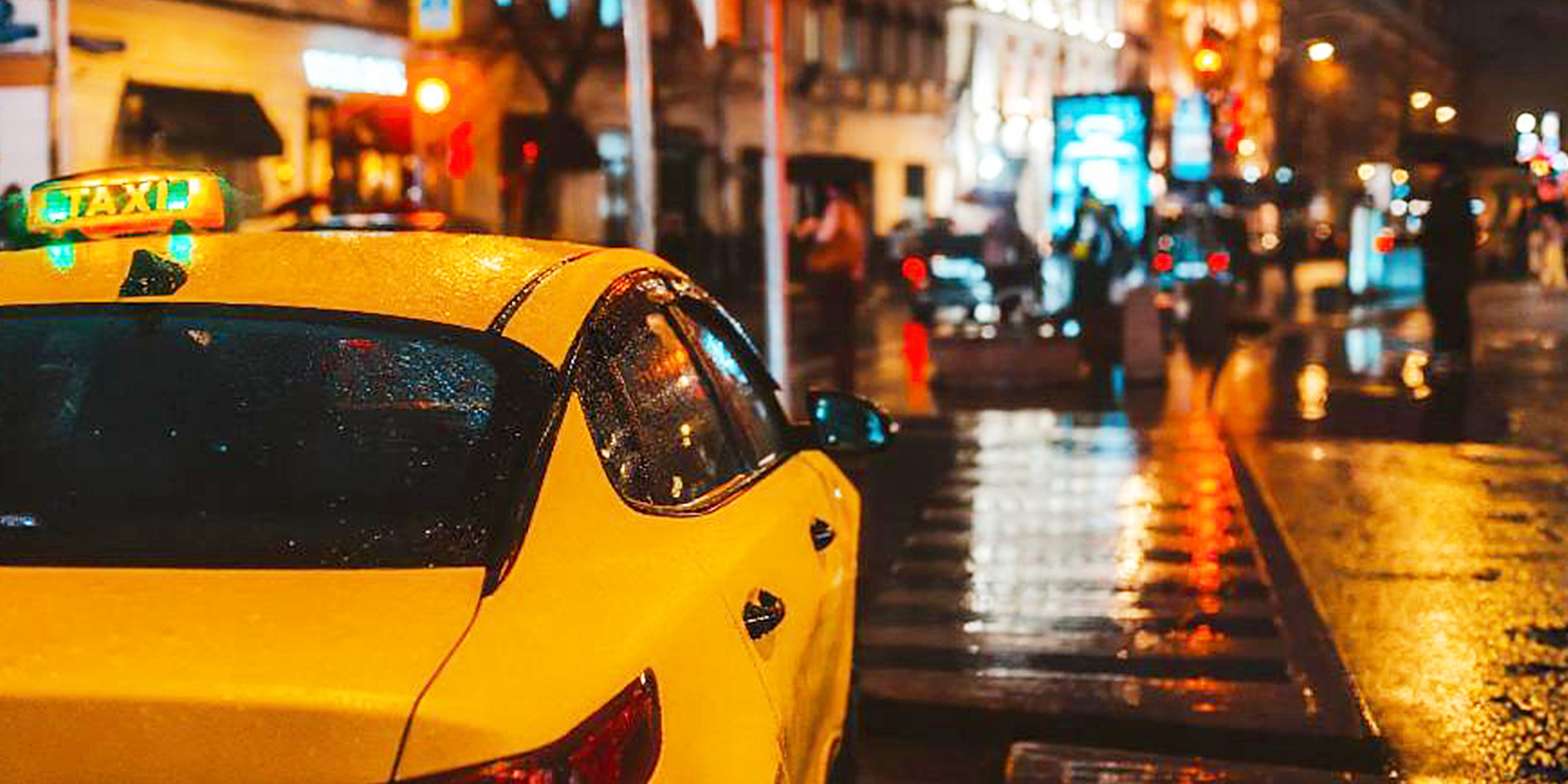 Un auto circulando de noche | Fuente: Freepik