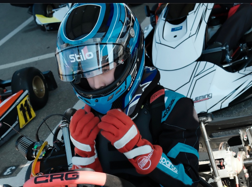 Rocky Prinze estaba al volante de un kart, con un casco de carreras azul y guantes rojos. Su sueño de toda la vida de convertirse en piloto de Fórmula 1 se ha convertido en una auténtica pasión, y este adolescente ya está trabajando para mejorar sus tiempos por vuelta. | Fuente: Instagram/@sarahmgellar
