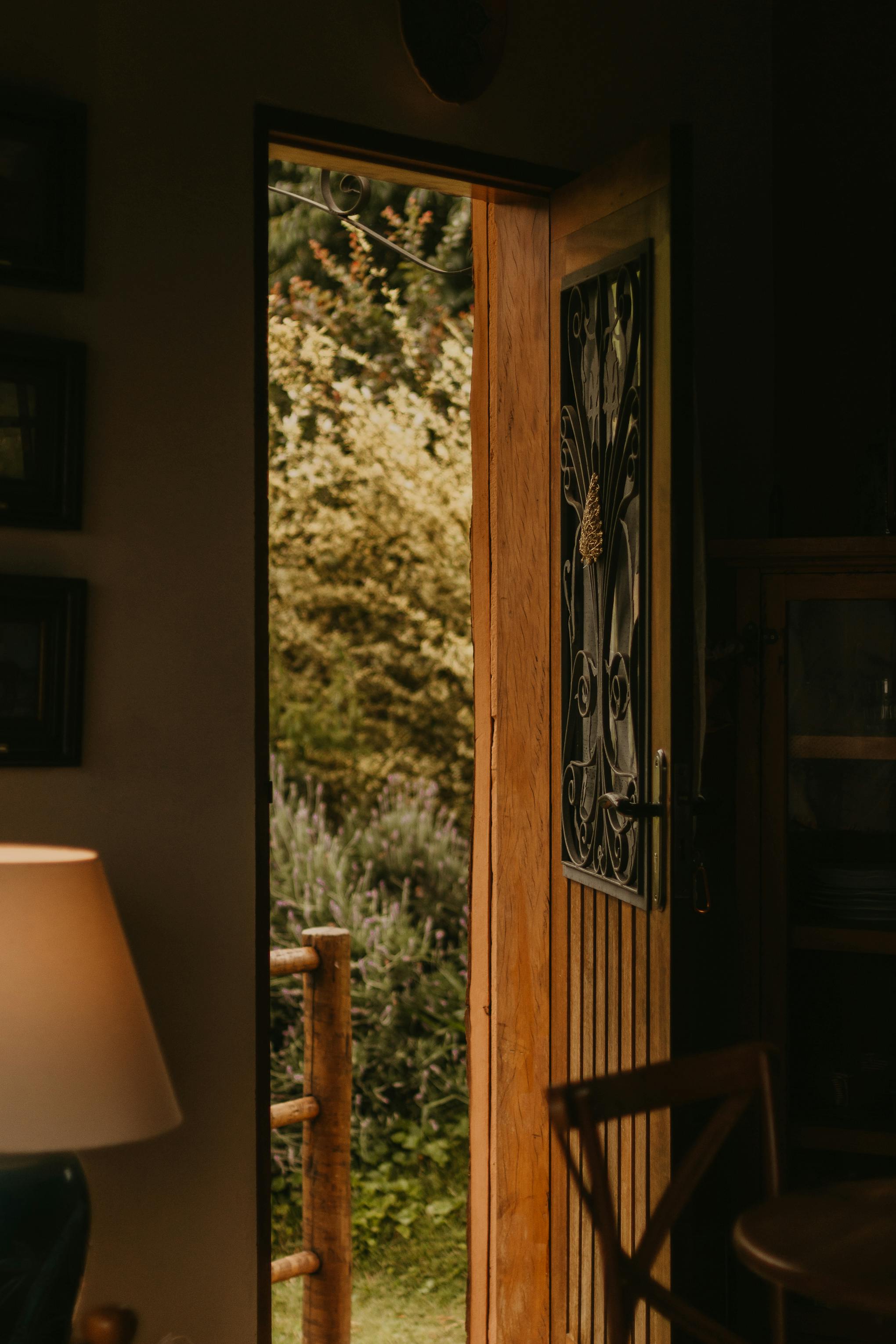 Una puerta de entrada abierta | Fuente: Pexels