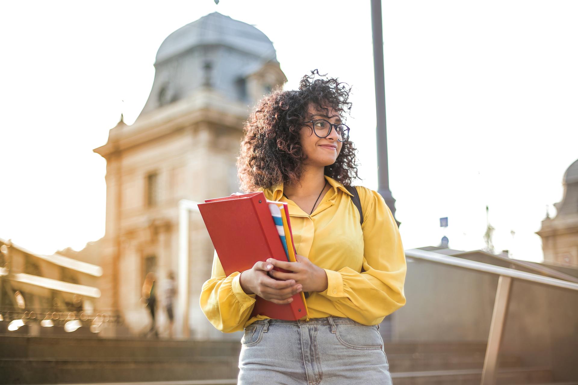 Una mujer buscando sala para su futuro | Fuente: Pexels