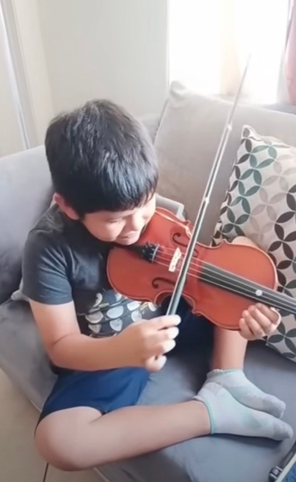 Nadir Gavarrete tocando el violín. | Fuente: Youtube/Primer Impacto.