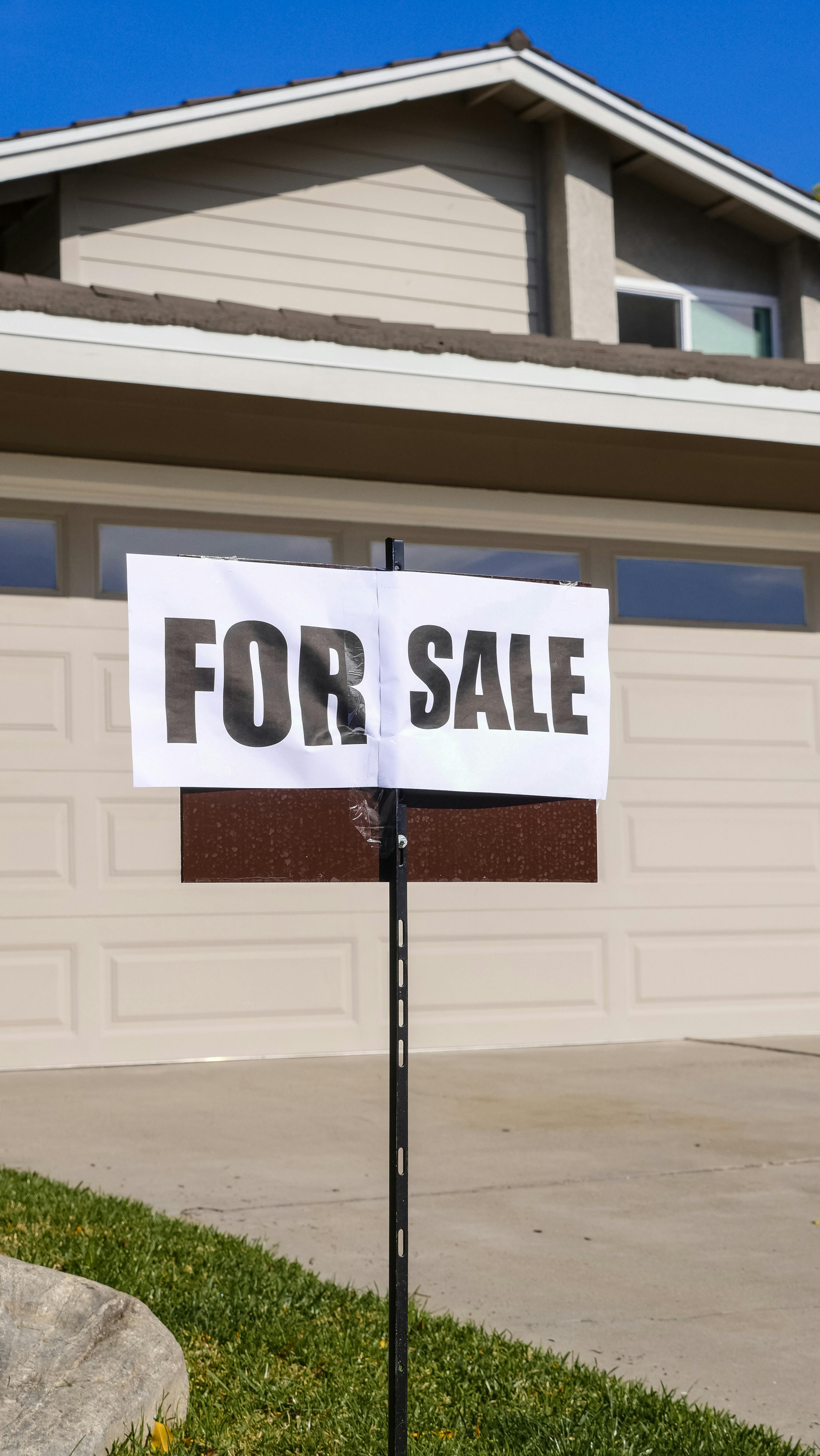 Un cartel de "Se vende" | Fuente: Pexels