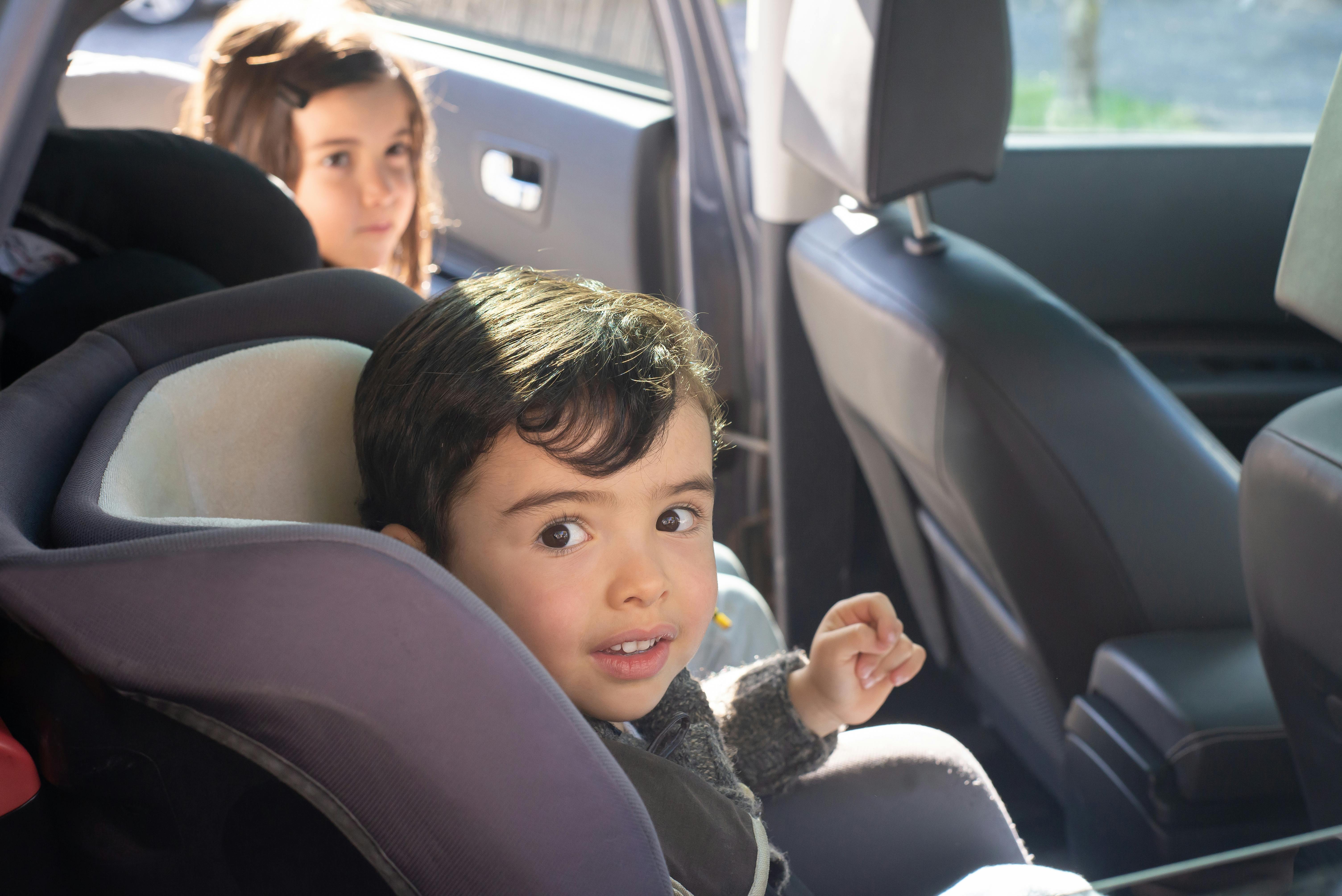 Niños subiendo a un auto | Fuente: Pexels