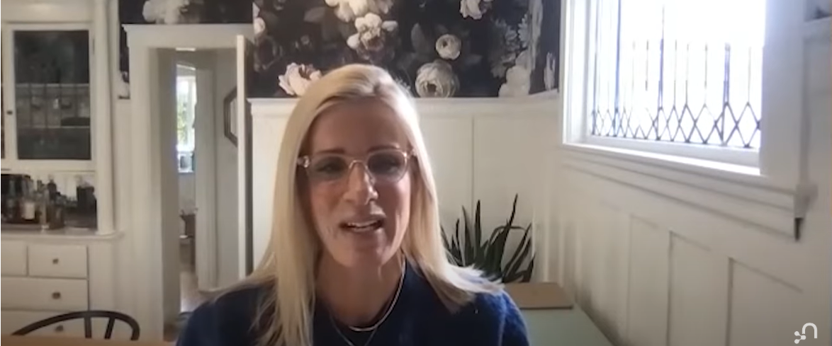 Kristin Cabot, de un post de YouTube del 30 de marzo de 2021 | Fuente: YouTube/Neo4j