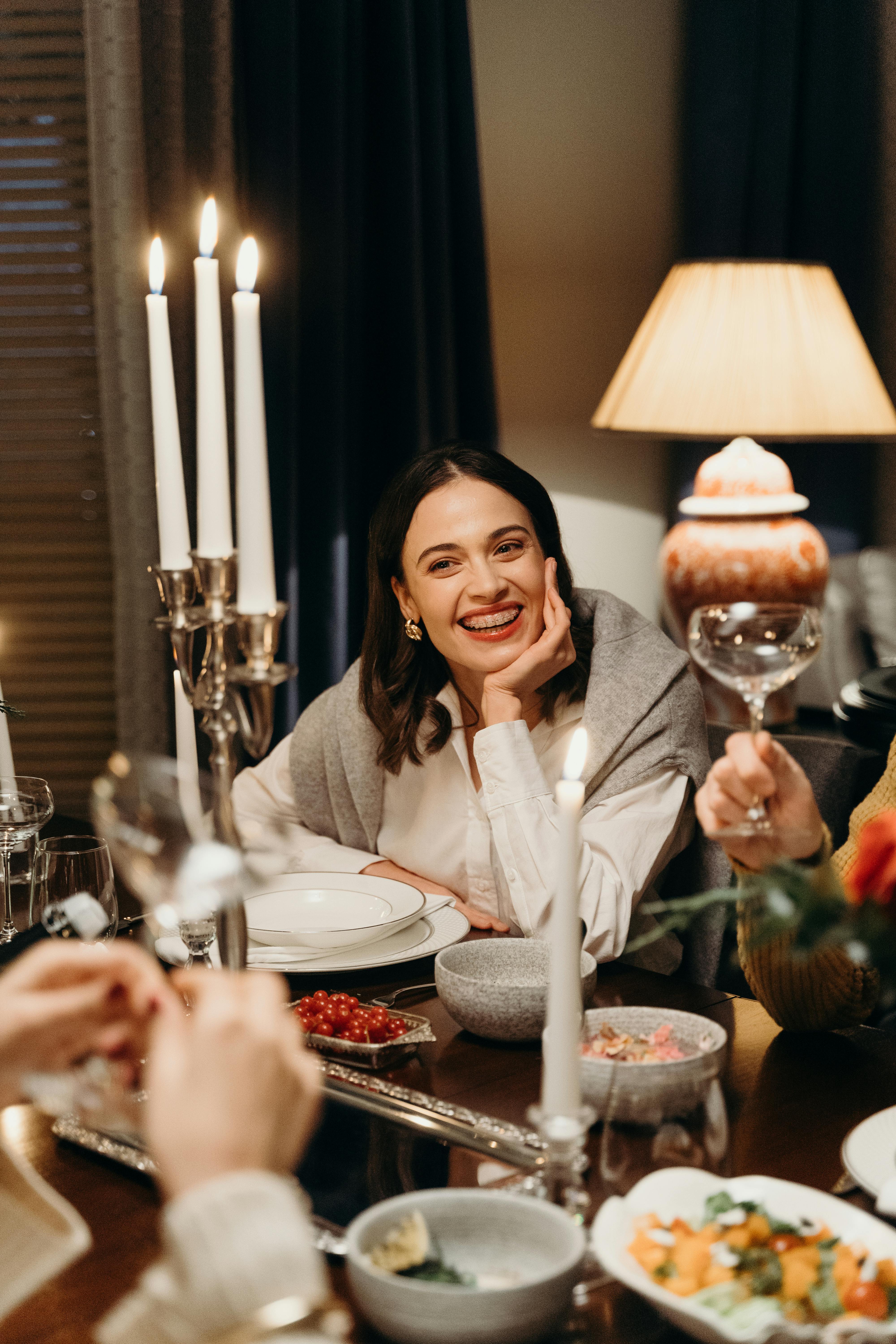 Una mujer sentada a la mesa del comedor | Fuente: Pexels