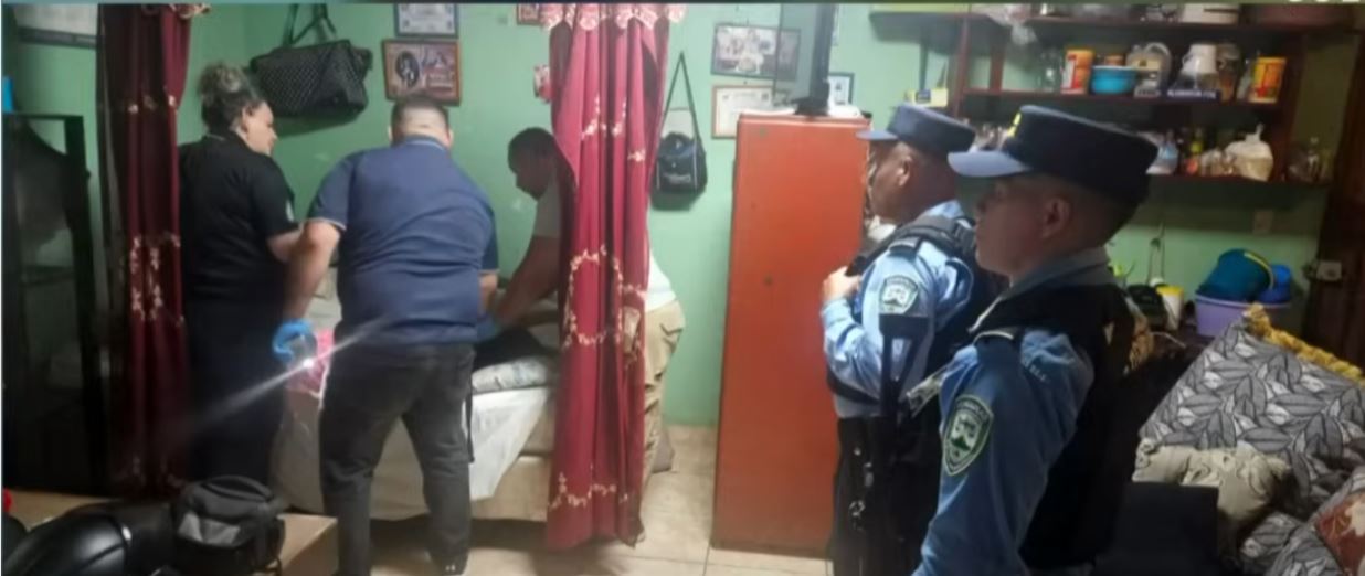 Personal policial en su casa | Fuente: YouTube/televicentroHN