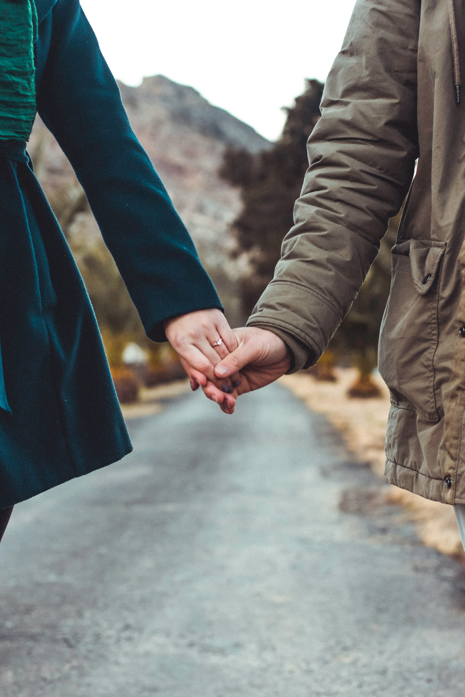 Una pareja tomada de la mano | Fuente: Unsplash