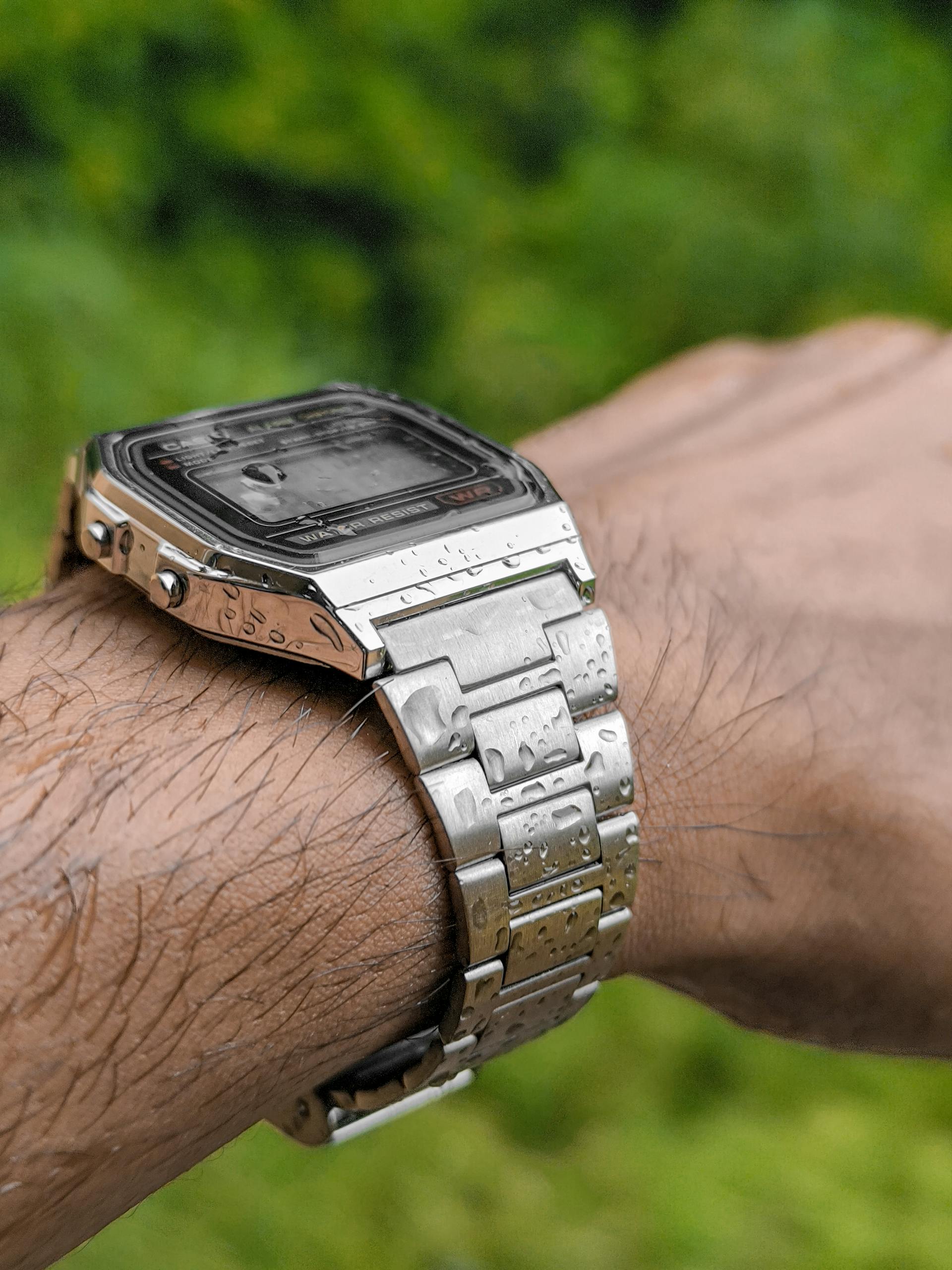 Un reloj en la muñeca de un hombre | Fuente: Pexels
