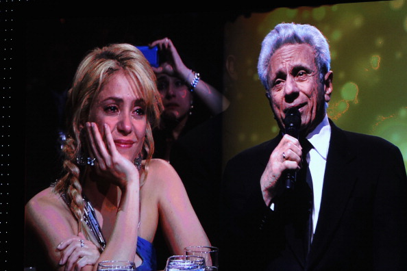 La homenajeada Shakira (izquierda) observa a su padre, el cantante William Mebarak Chadid, mientras se presenta en el escenario durante la ceremonia Persona del Año 2011 de la Academia Latina de la Grabación en honor a Shakira, realizada en el Mandalay Bay Resort & Casino el 9 de noviembre de 2011 en Las Vegas, Nevada | Fuente: Getty Images