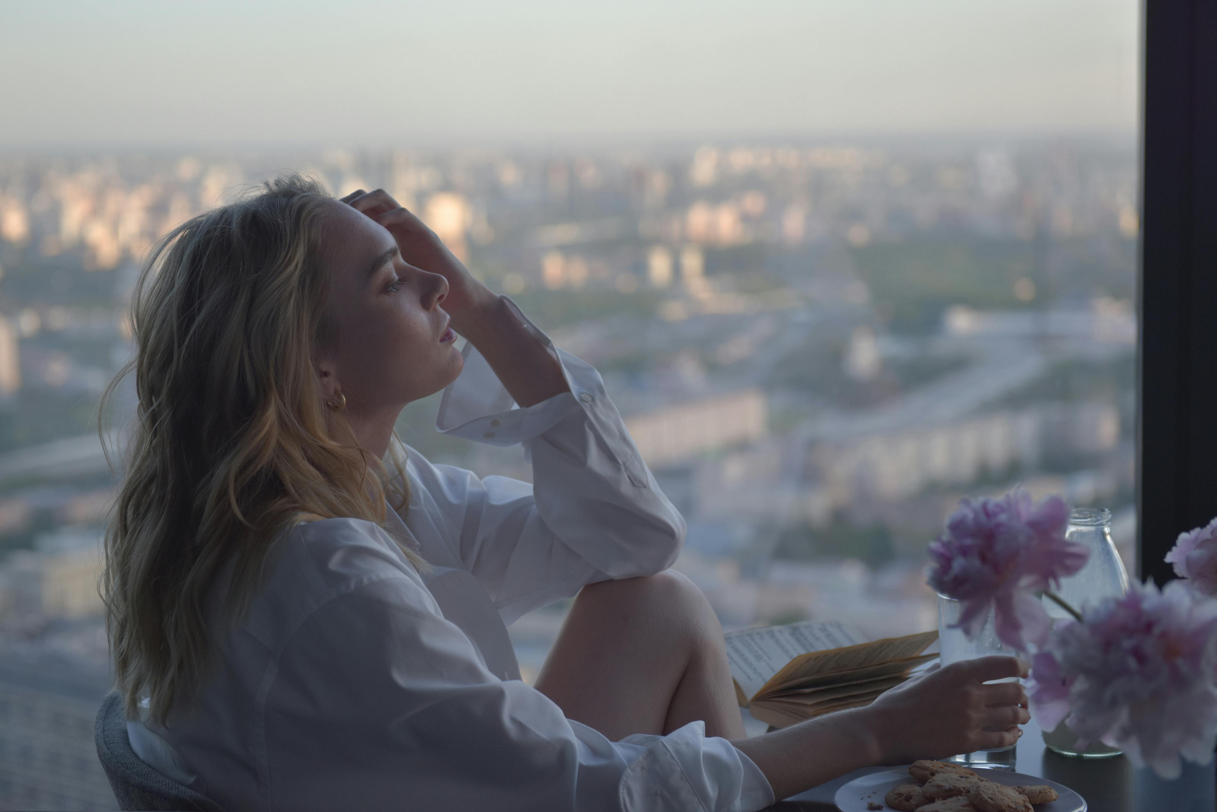 Una mujer sentada en una mesa | Fuente: Pexels