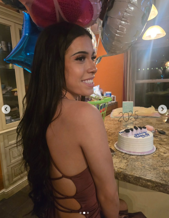 Marissa DiNapoli posa junto a un pastel con velas que forman "2025" durante una celebración, publicada el 1 de julio de 2025 | Fuente: Instagram/moniice__