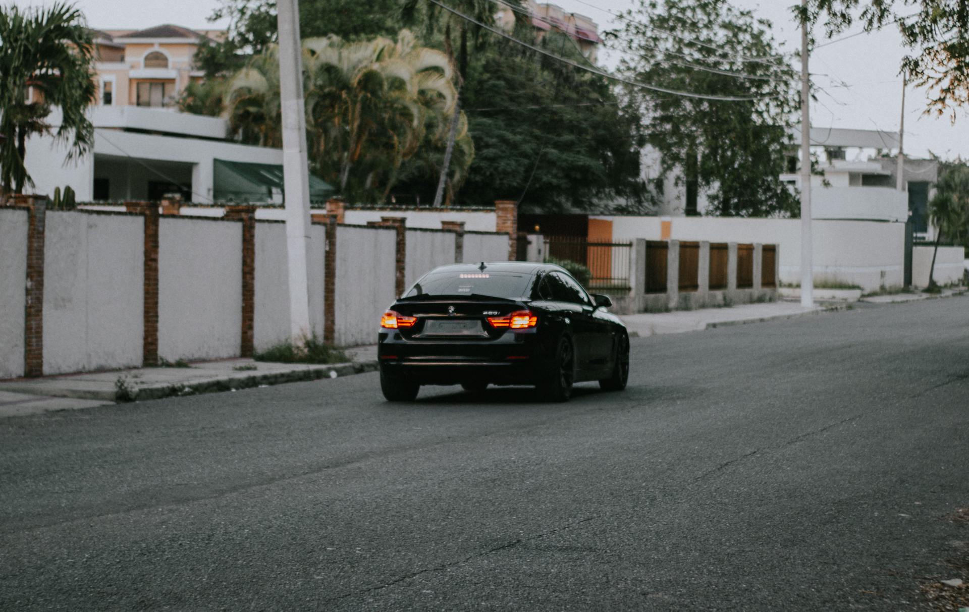 Un auto circulando por una zona suburbana | Fuente: Pexels