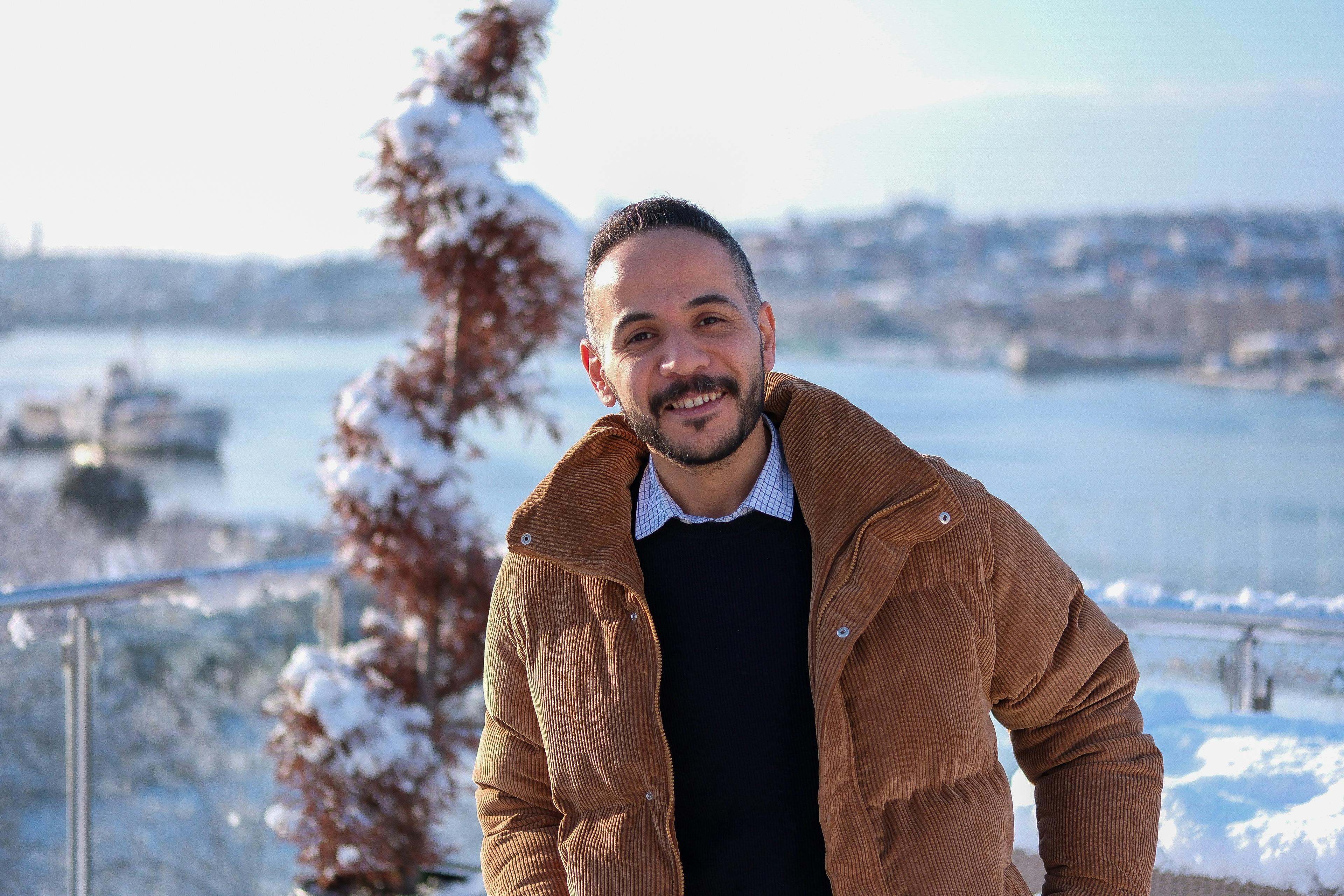 Un hombre feliz en la nieve | Fuente: Pexels