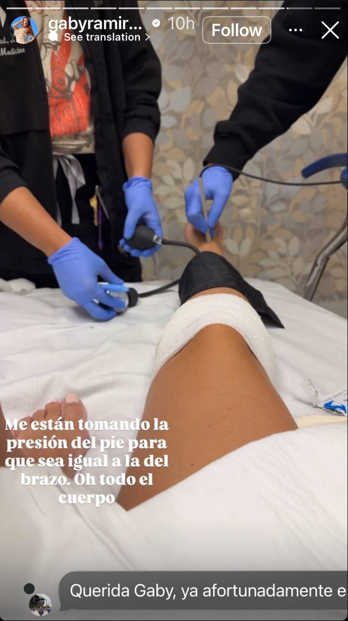 Momento en que los médicos están atendiendo a Gaby Ramírez. | Fuente: Instagram/@gabyramireztv