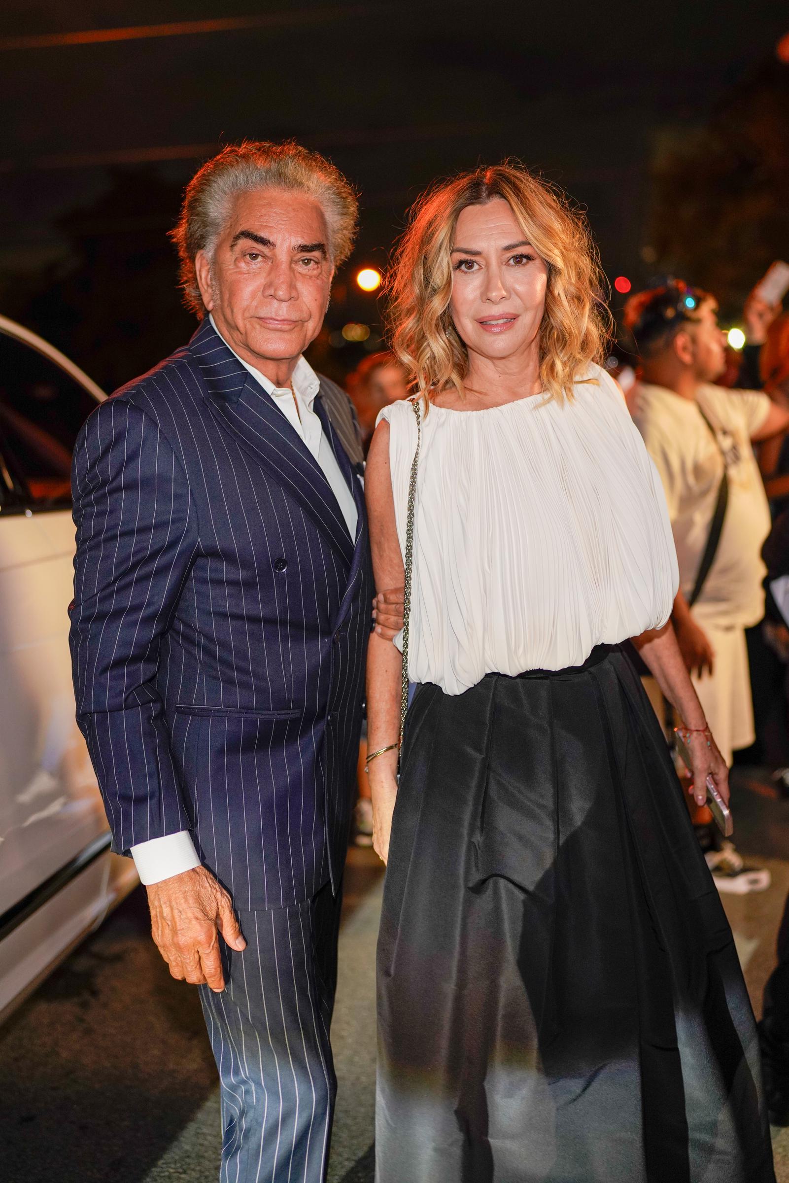 José Luis Rodríguez y Carolina Pérez son vistos el 27 de noviembre de 2023 en Miami, Florida. | Fuente: Getty Images