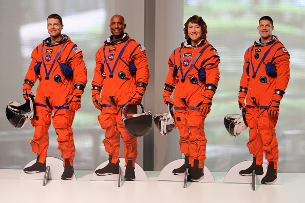 Los astronautas de Artemis II en la sala de trabajo de prensa del Johnson Space Center, antes de su sobrevuelo lunar en Houston, el lunes 6 de abril de 2026 | Fuente: Getty Images