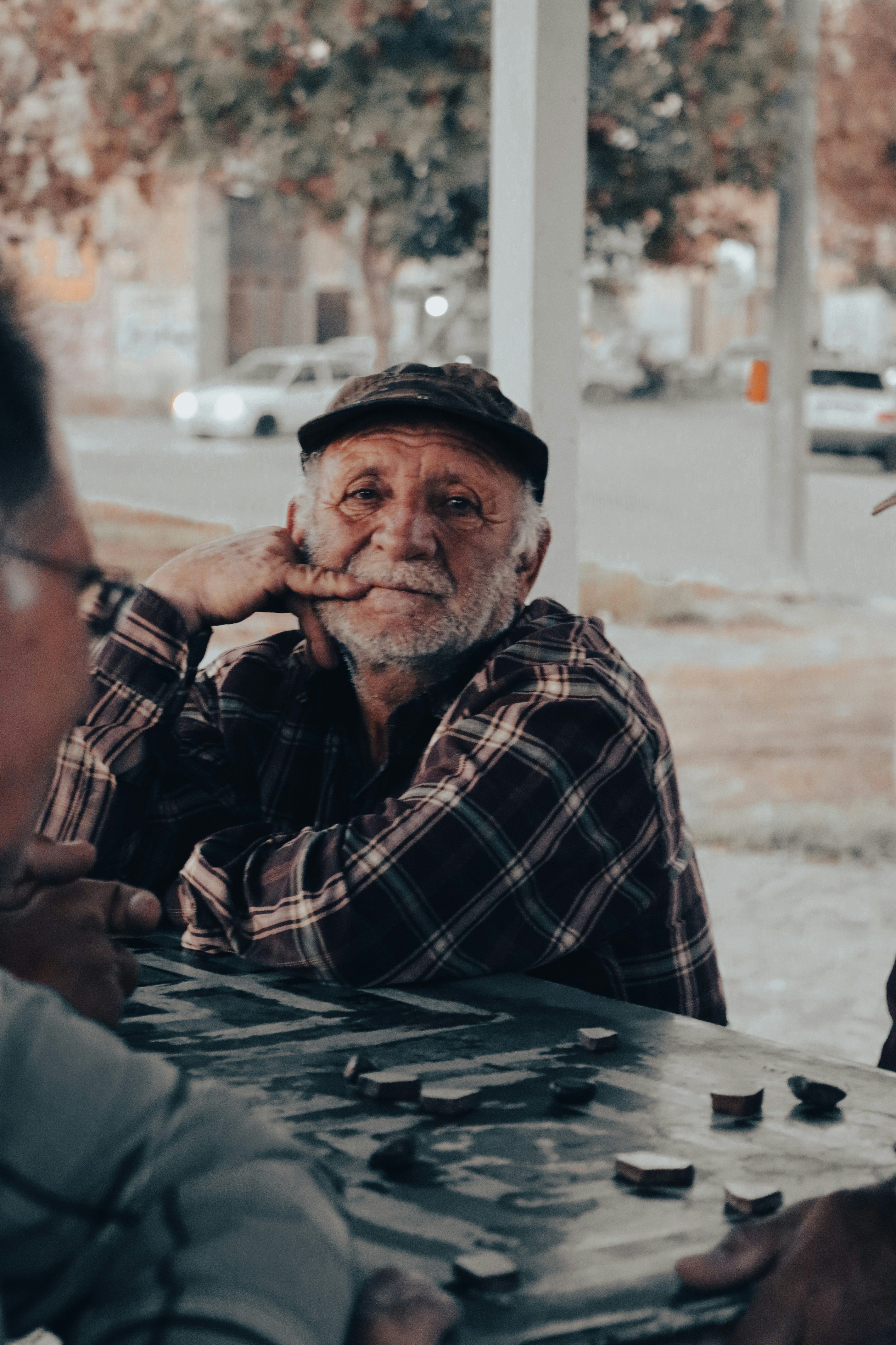 Anciano sentado en una mesa | Fuente: Unsplash