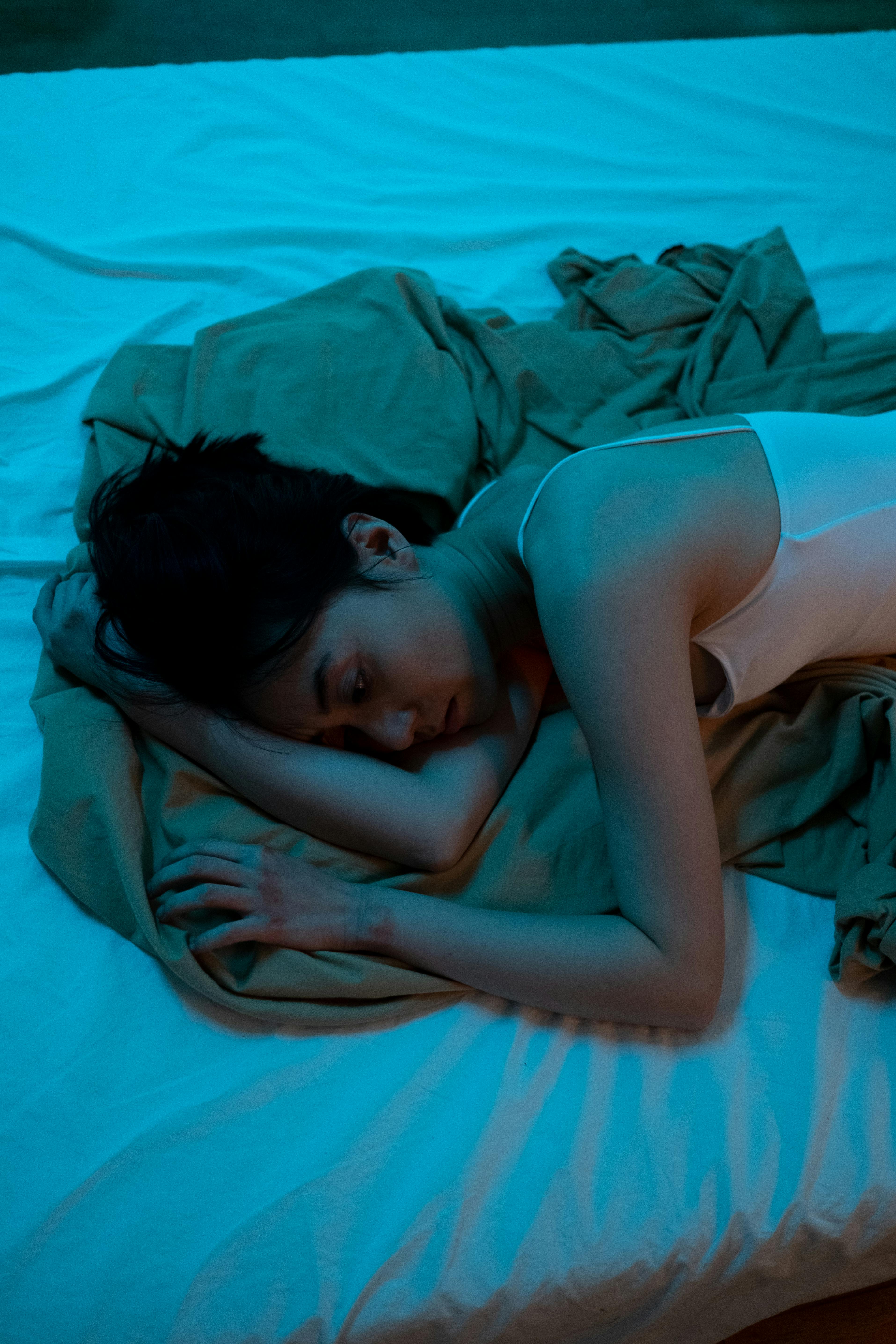 Una mujer tumbada en la cama | Fuente: Pexels