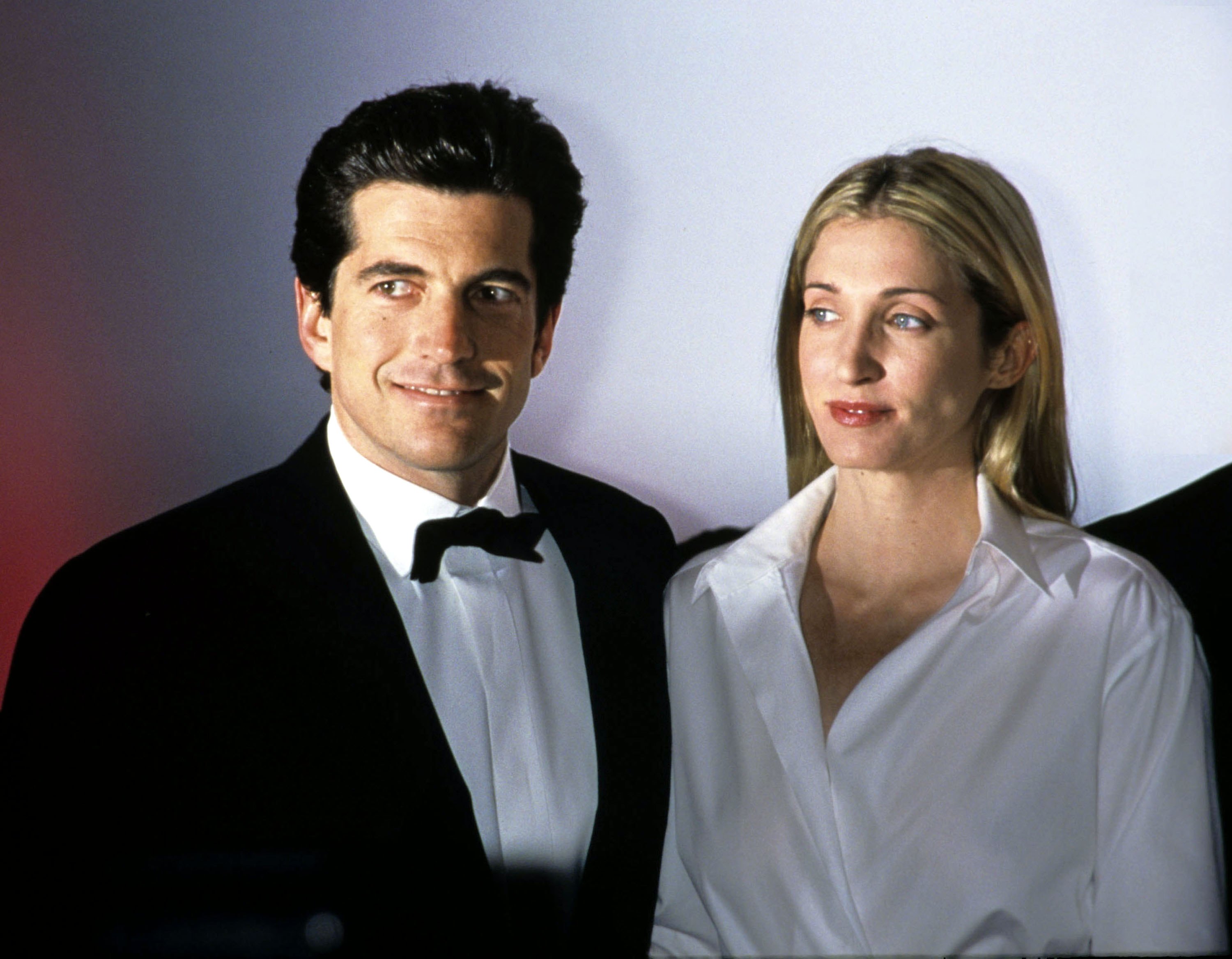 John F. Kennedy Jr. y Carolyn Bessette Kennedy en la gala anual de recaudación de fondos Brite Night Whitney, el 9 de marzo de 1999, en el Museo Whitney de Nueva York | Fuente: Getty Images