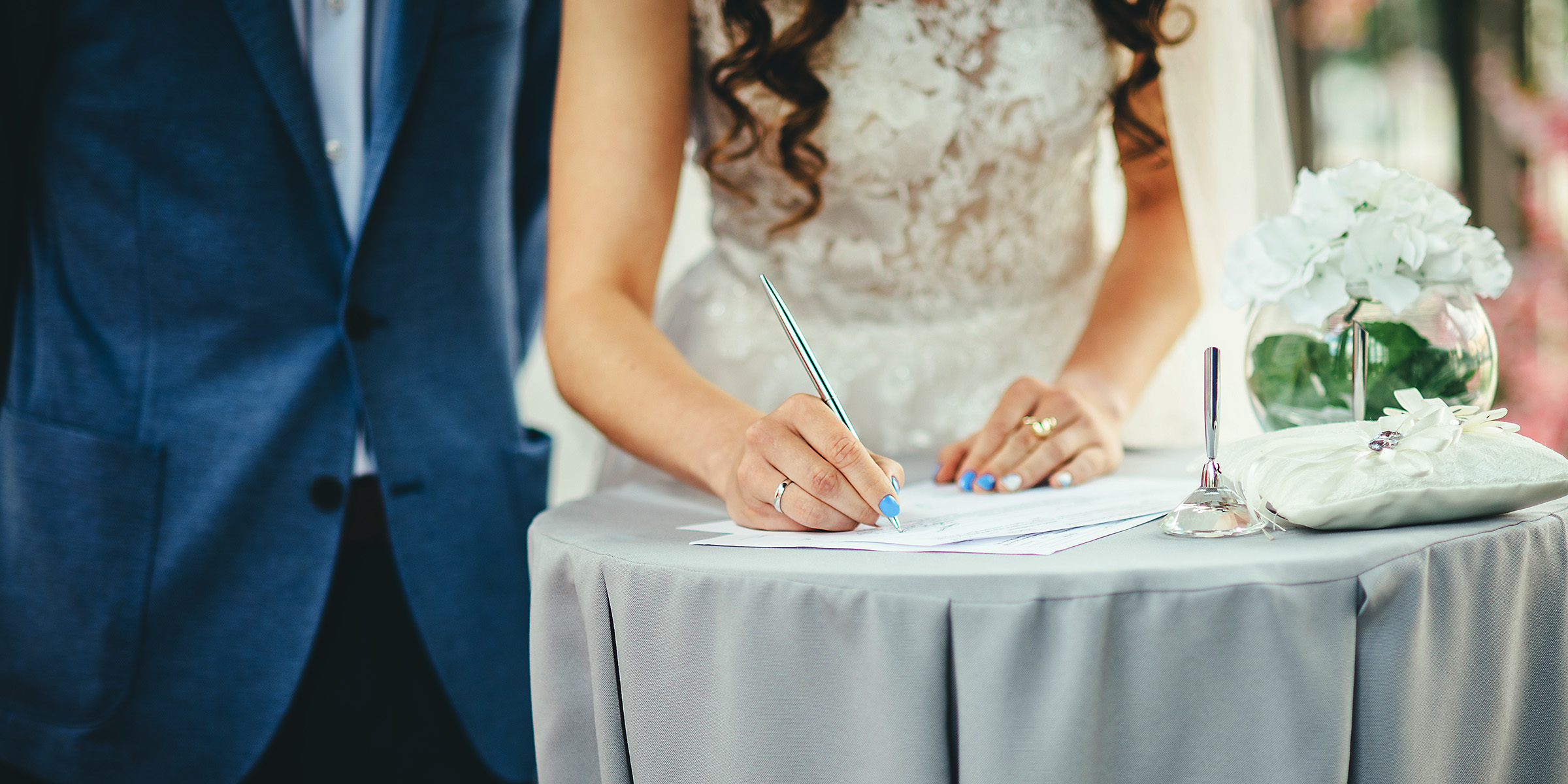 Una pareja en su boda | Fuente: Shutterstock