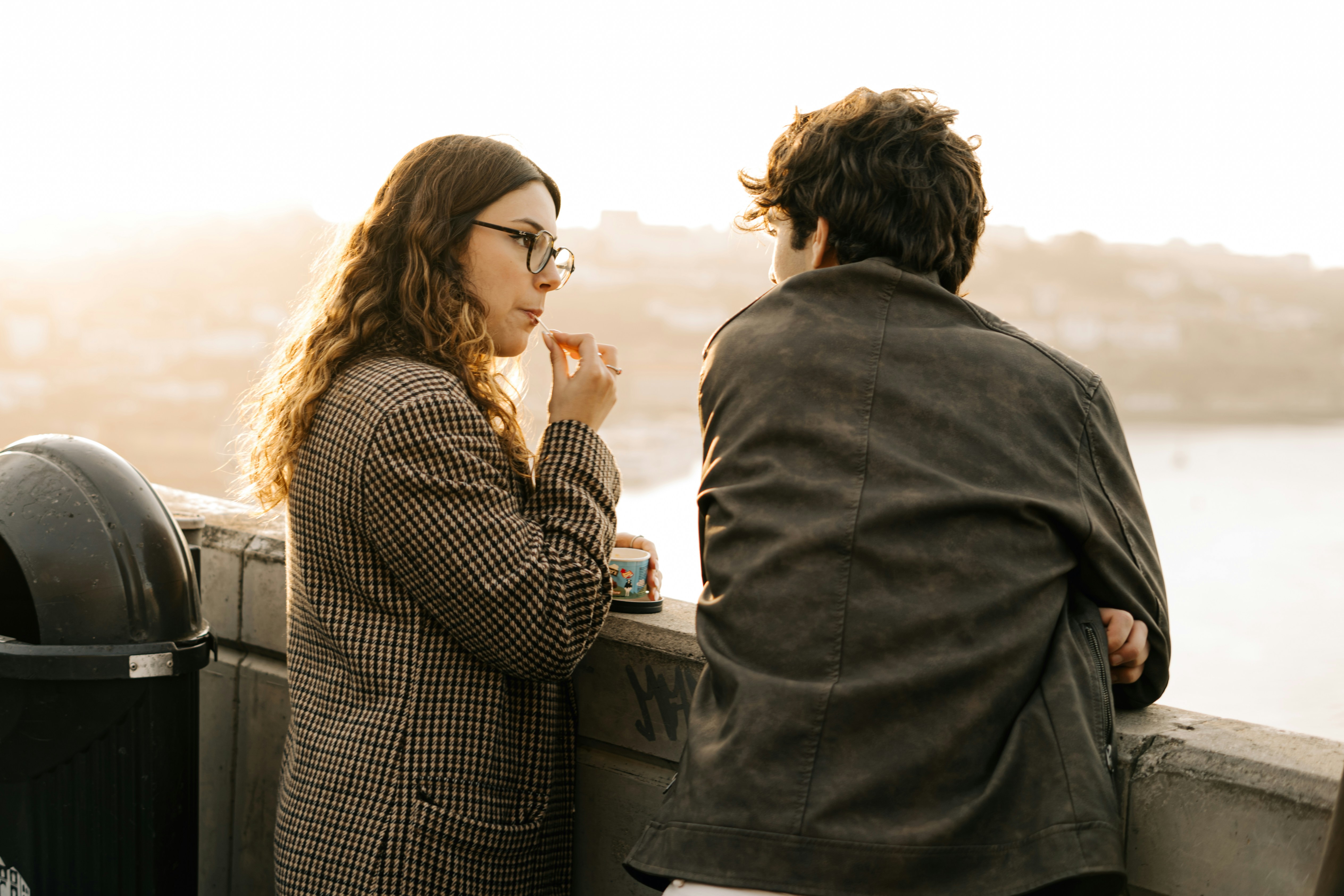 Un hombre y una mujer hablando | Fuente: Pexels