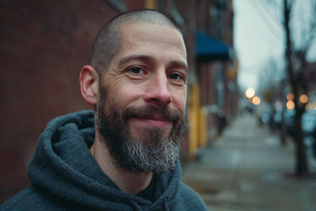 Un hombre sonriendo | Fuente: Midjourney